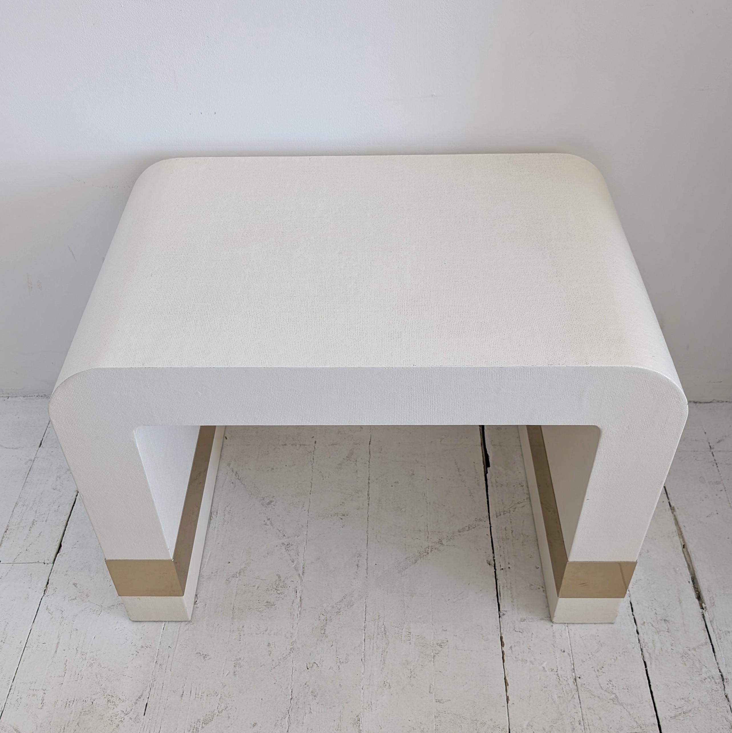 Lacquered linen waterfall side or coffee table with gold metal bands, USA 1980s (20. Jahrhundert) im Angebot