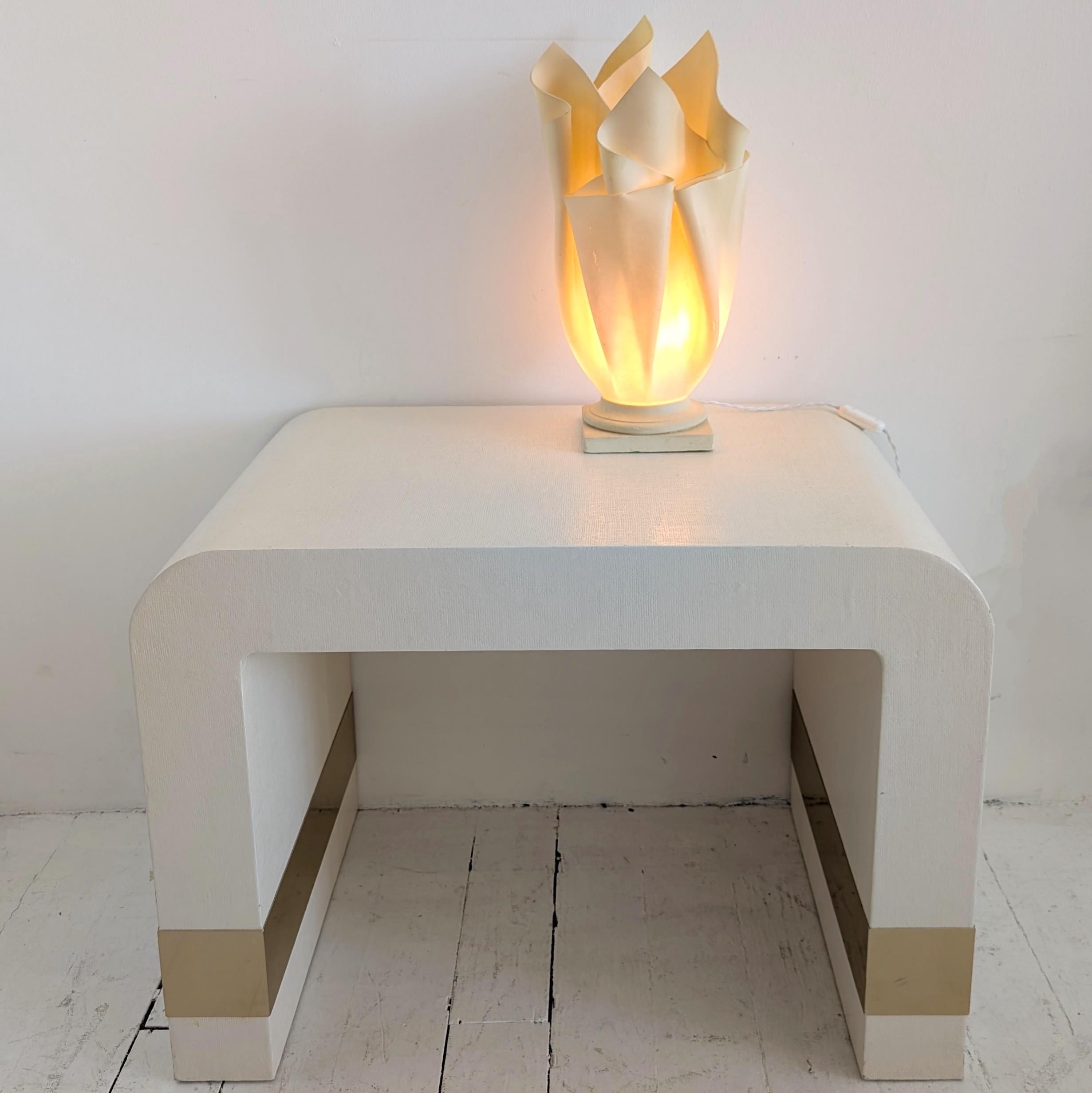 Lacquered linen waterfall side or coffee table with gold metal bands, USA 1980s im Angebot 1