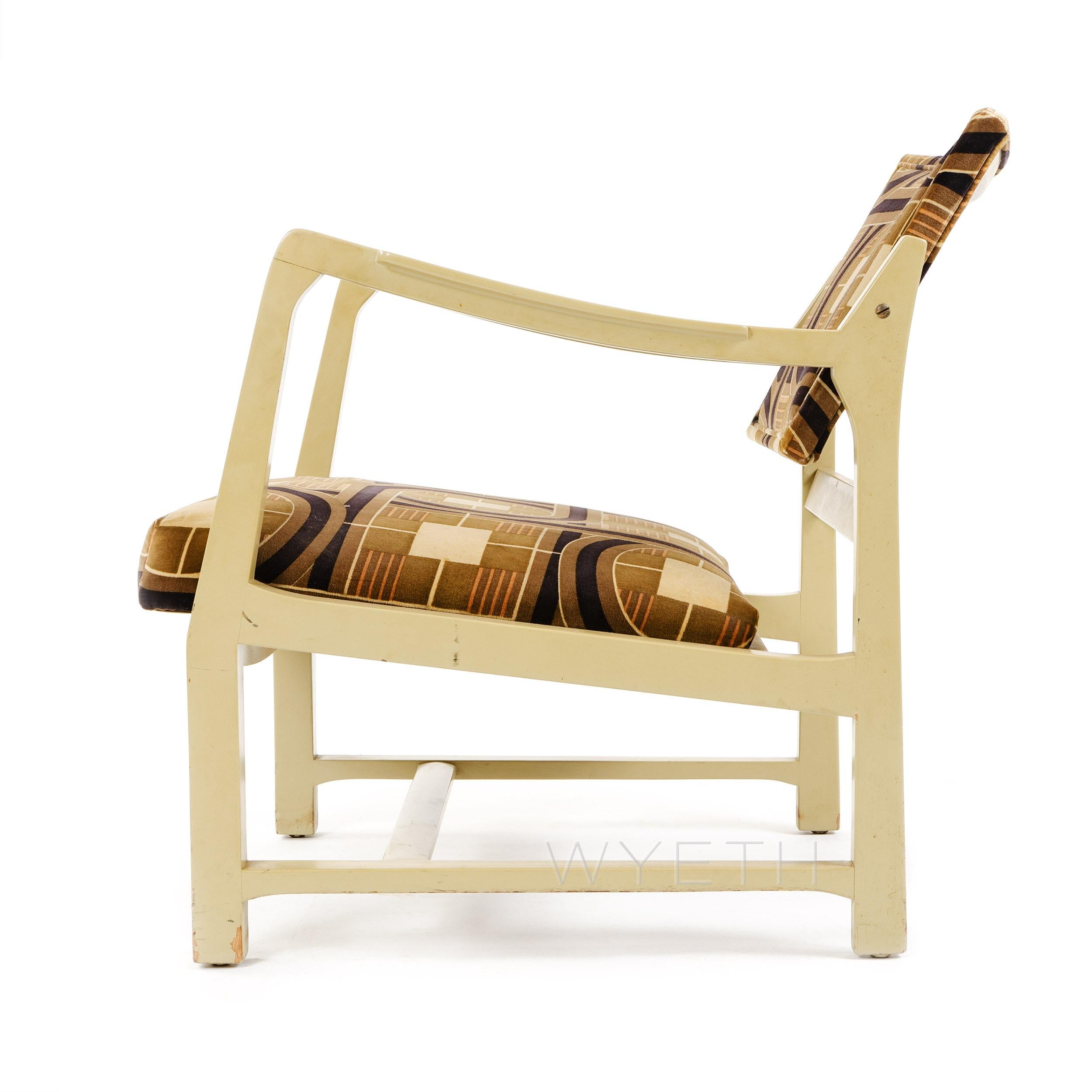 Una silla de salón con respaldo pivotante poco común, de caoba lacada con tapicería geométrica de terciopelo vintage. Diseñada en 1948 por Edward Wormley.