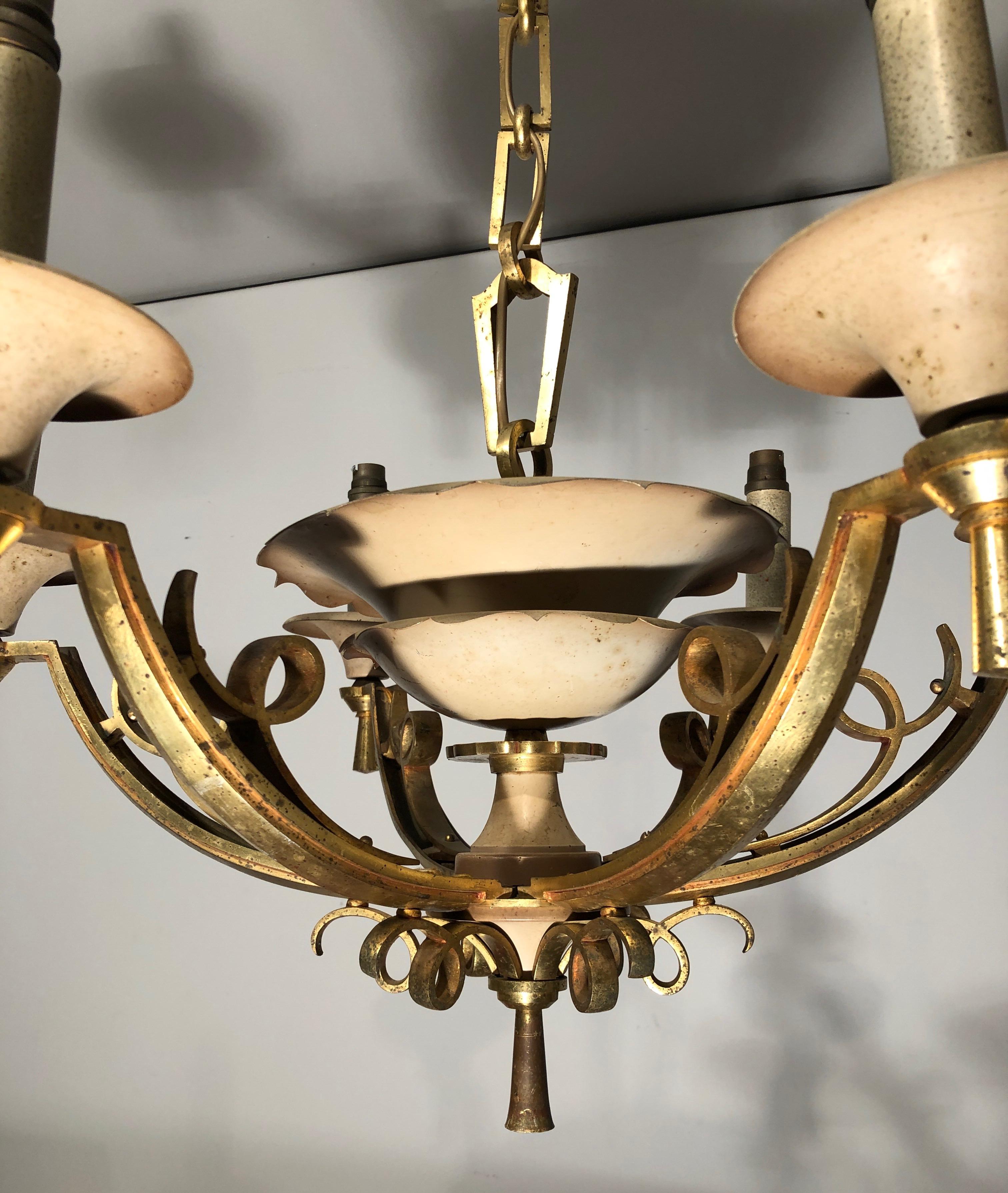 Lacquered Metal and Brass Chandelier, circa 1940 In Good Condition For Sale In Marcq-en-Barœul, Hauts-de-France
