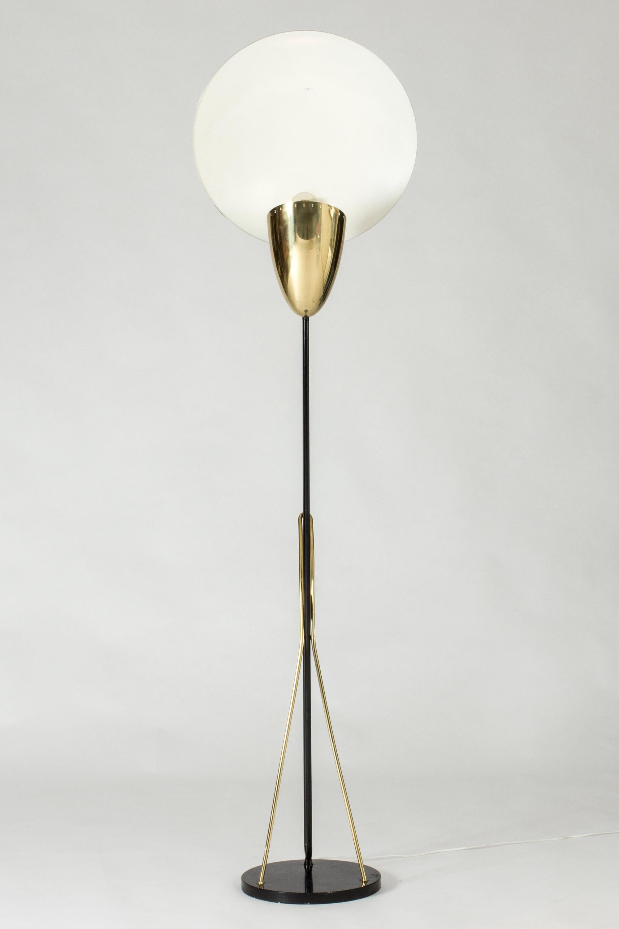 Superbe lampadaire de Svend Aage Holm Sørensen, fabriqué en métal laqué noir avec de beaux détails en laiton. Le grand disque protège l'éclairage vers le haut et peut être tourné selon différents angles.