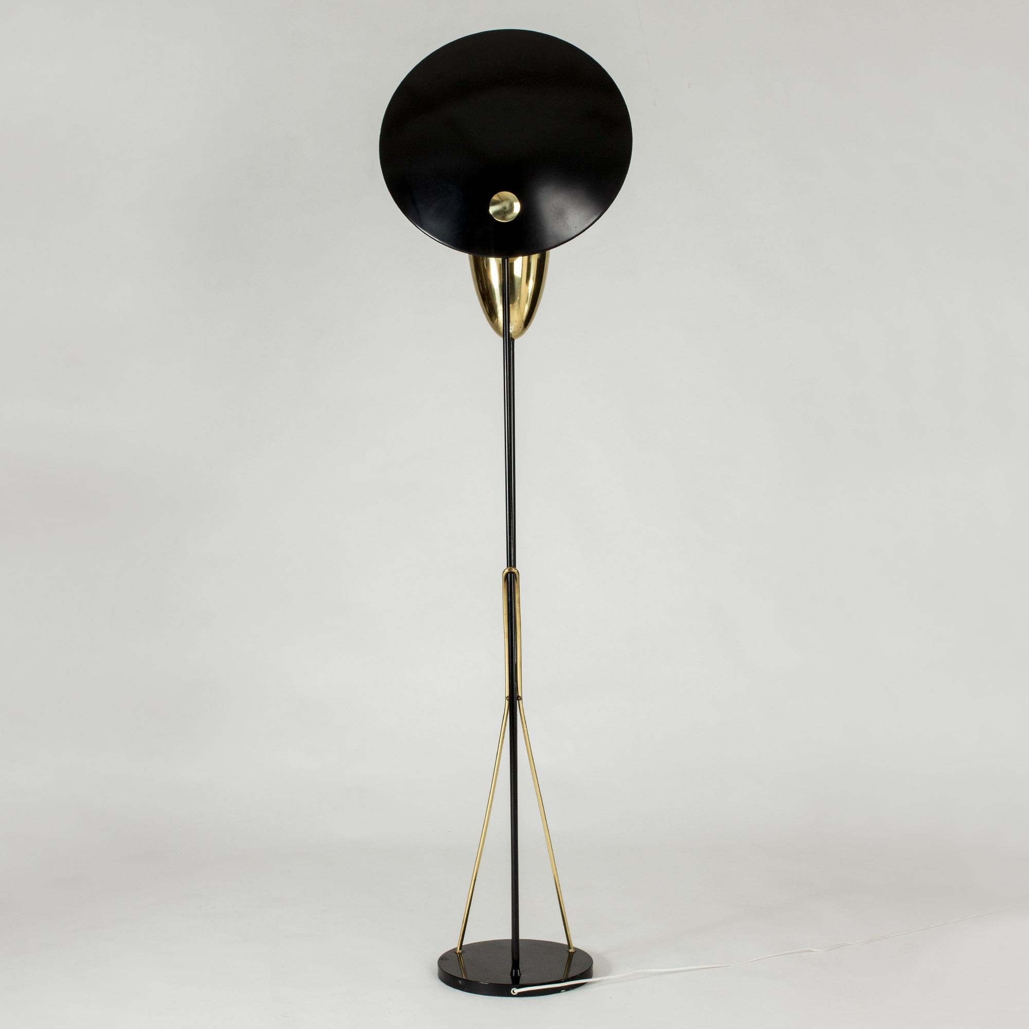 Lacquered Metal and Brass Floor Lamp by Svend Aage Holm Sørensen, Denmark In Good Condition For Sale In Stockholm, SE