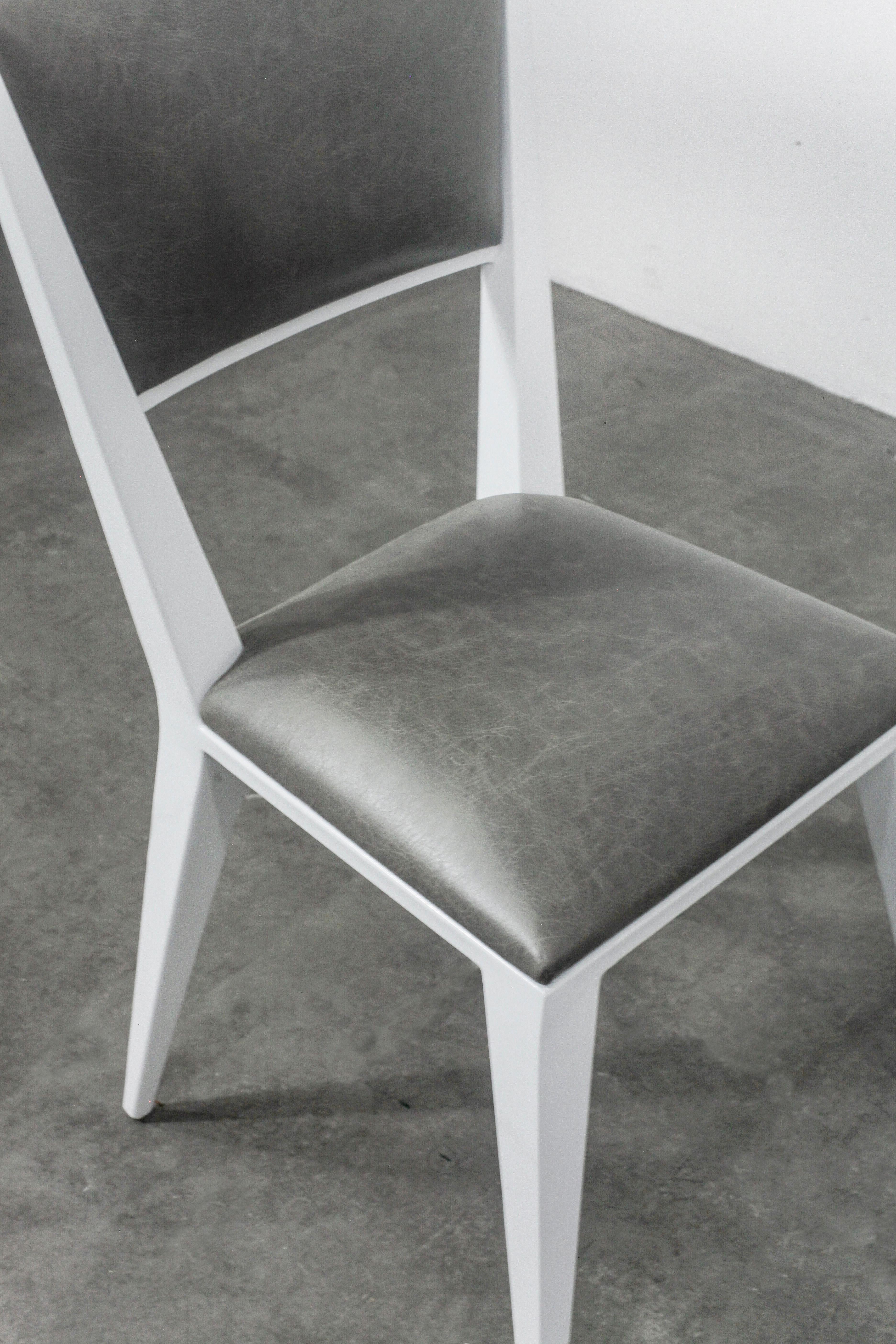 Silla de metal lacado y cuero de Costantini, Rodelio Bianco, En Stock Metal en venta