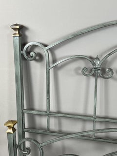 Letto in metallo laccato con dettagli in ottone, XX secolo, Francia