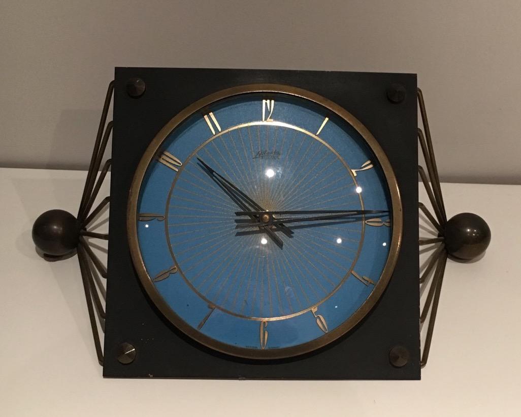Uhr aus lackiertem Metall, Messing und Glas, um 1950 im Angebot 4