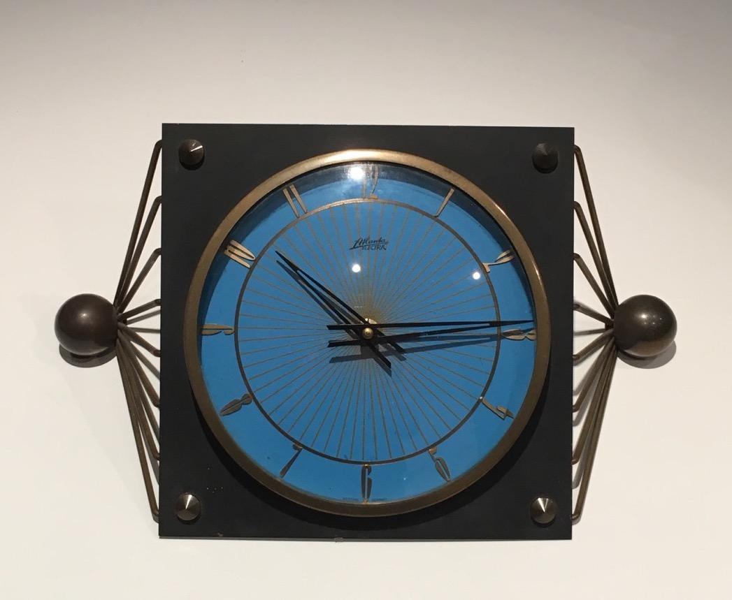 Uhr aus lackiertem Metall, Messing und Glas, um 1950 im Angebot 5