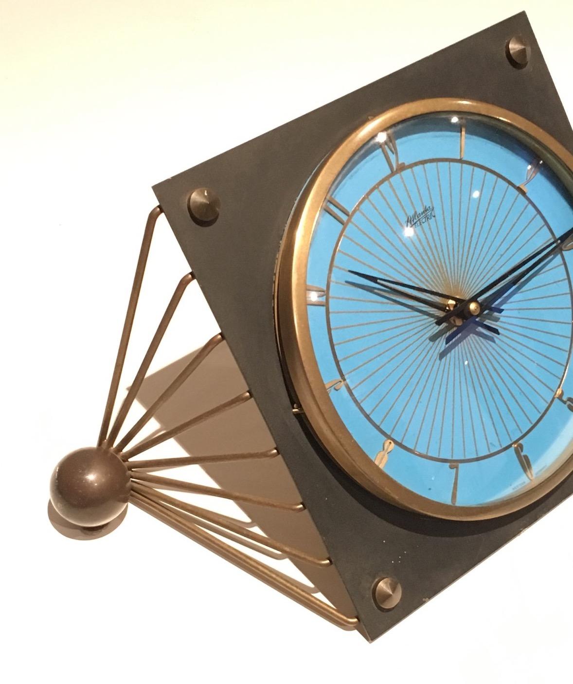 Uhr aus lackiertem Metall, Messing und Glas, um 1950 (Französisch) im Angebot