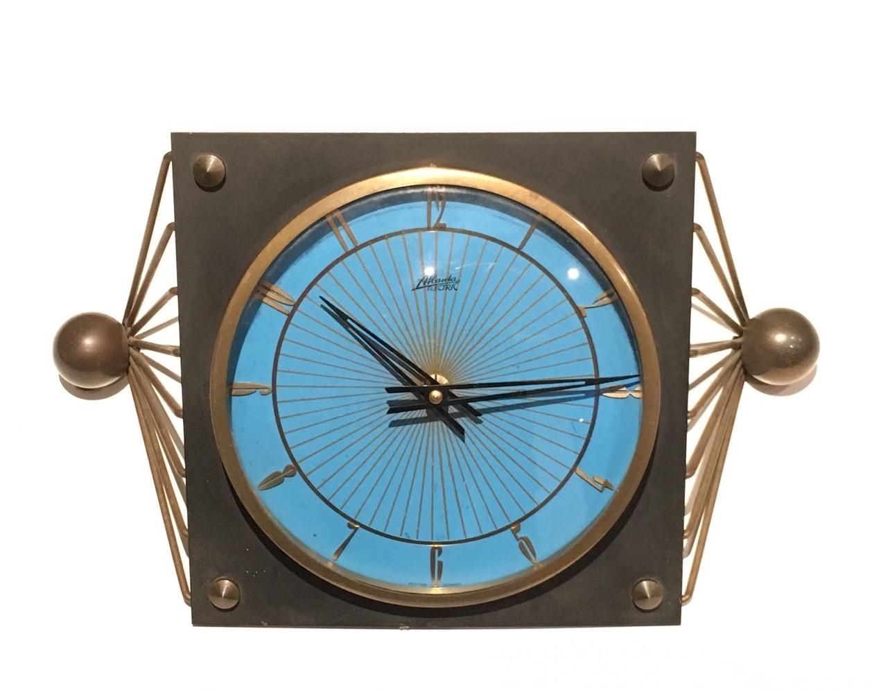 Lacquered Metal, Brass and Glass Clock, Circa 1950 In Good Condition For Sale In Marcq-en-Barœul, Hauts-de-France