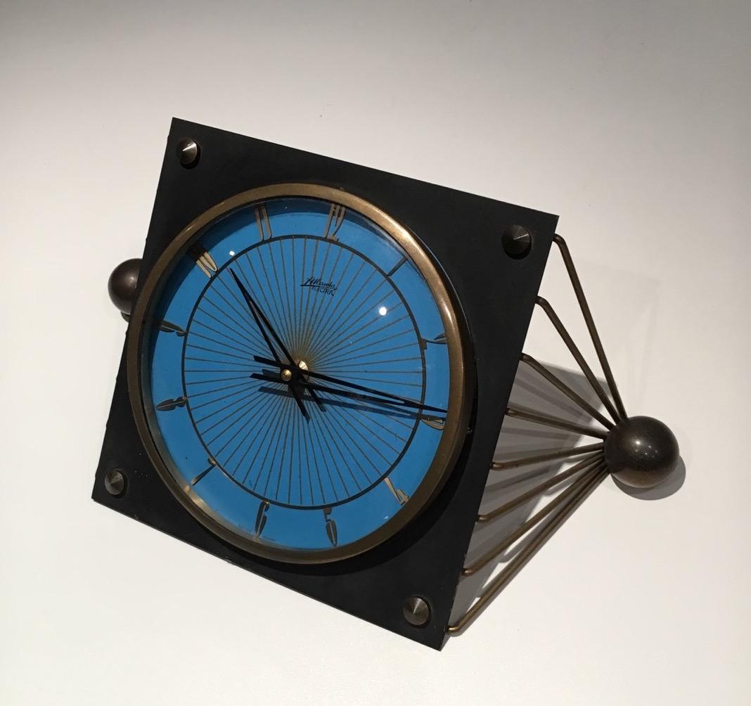 Uhr aus lackiertem Metall, Messing und Glas, um 1950 (Mitte des 20. Jahrhunderts) im Angebot