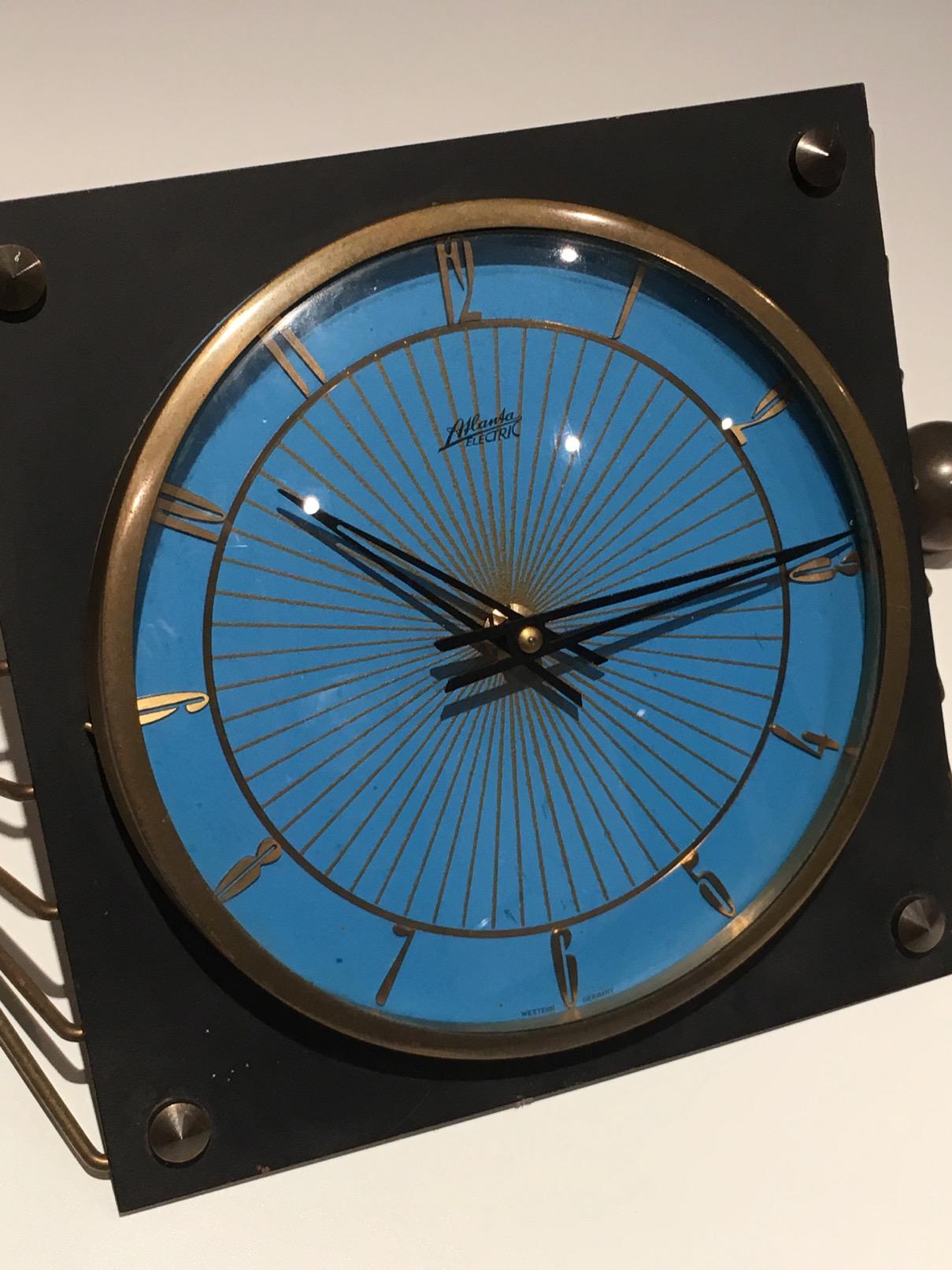 Uhr aus lackiertem Metall, Messing und Glas, um 1950 im Angebot 2