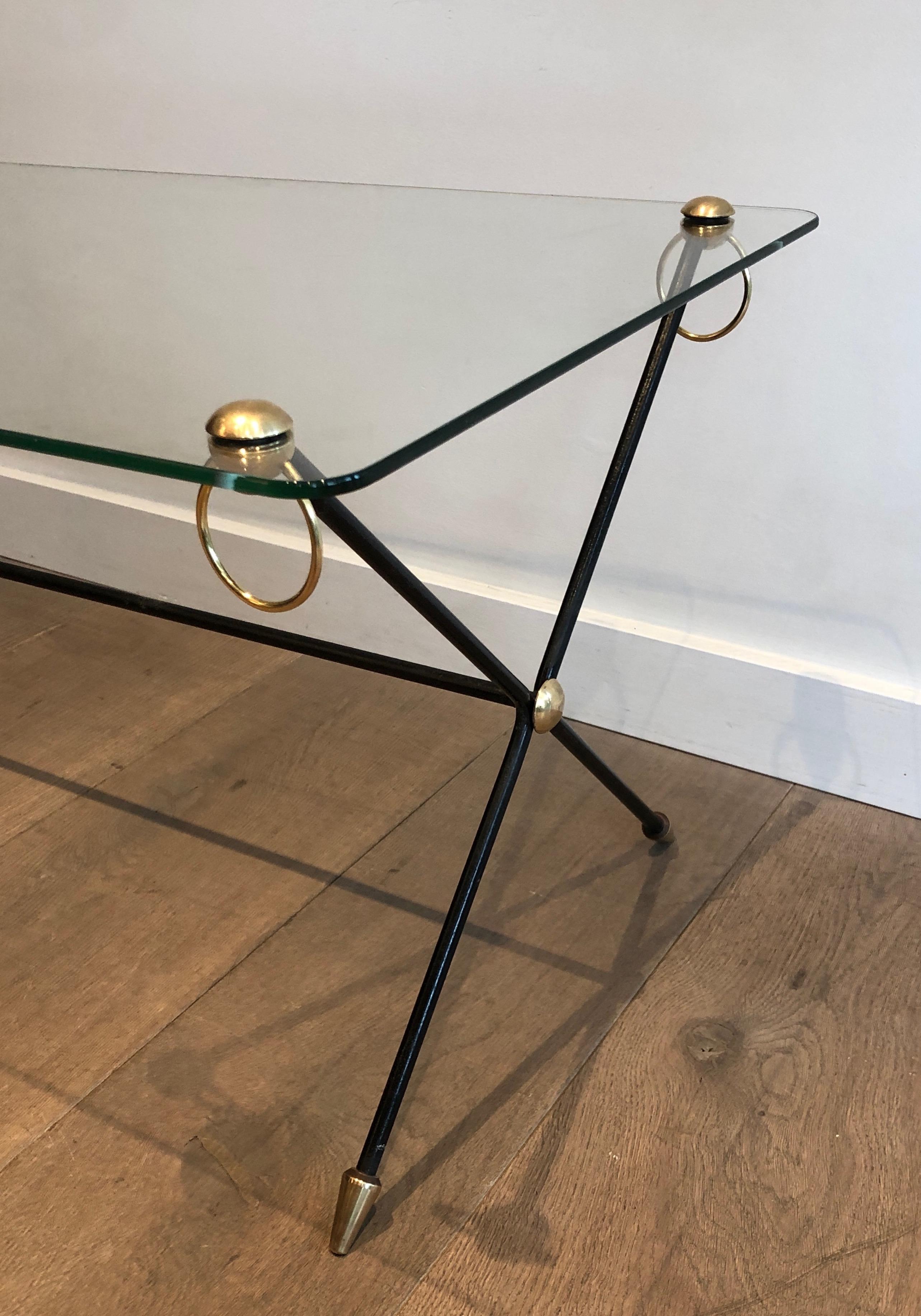 Table basse en métal laqué, laiton et verre de Jacques Adnet en vente 2