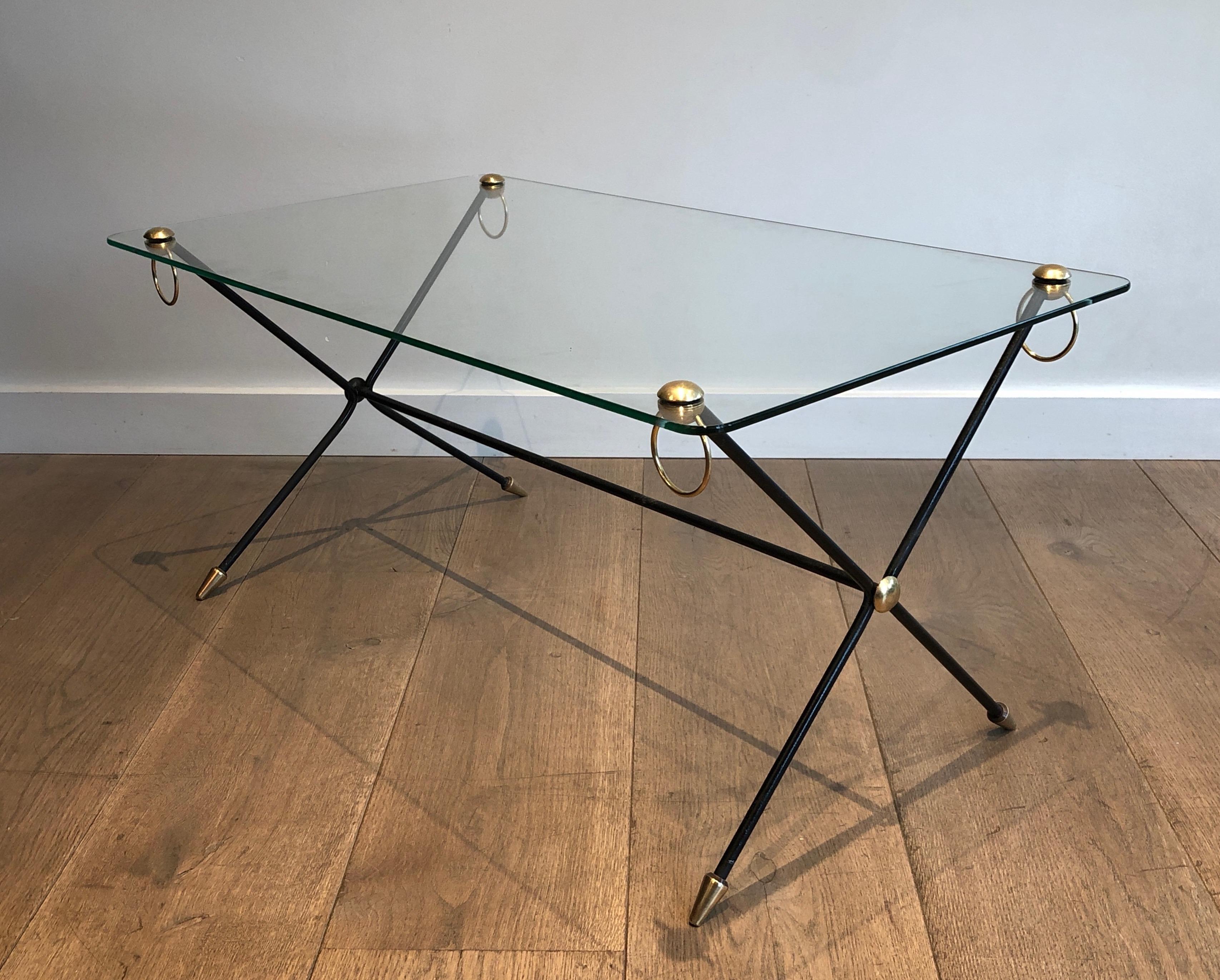 Table basse en métal laqué, laiton et verre de Jacques Adnet en vente 4