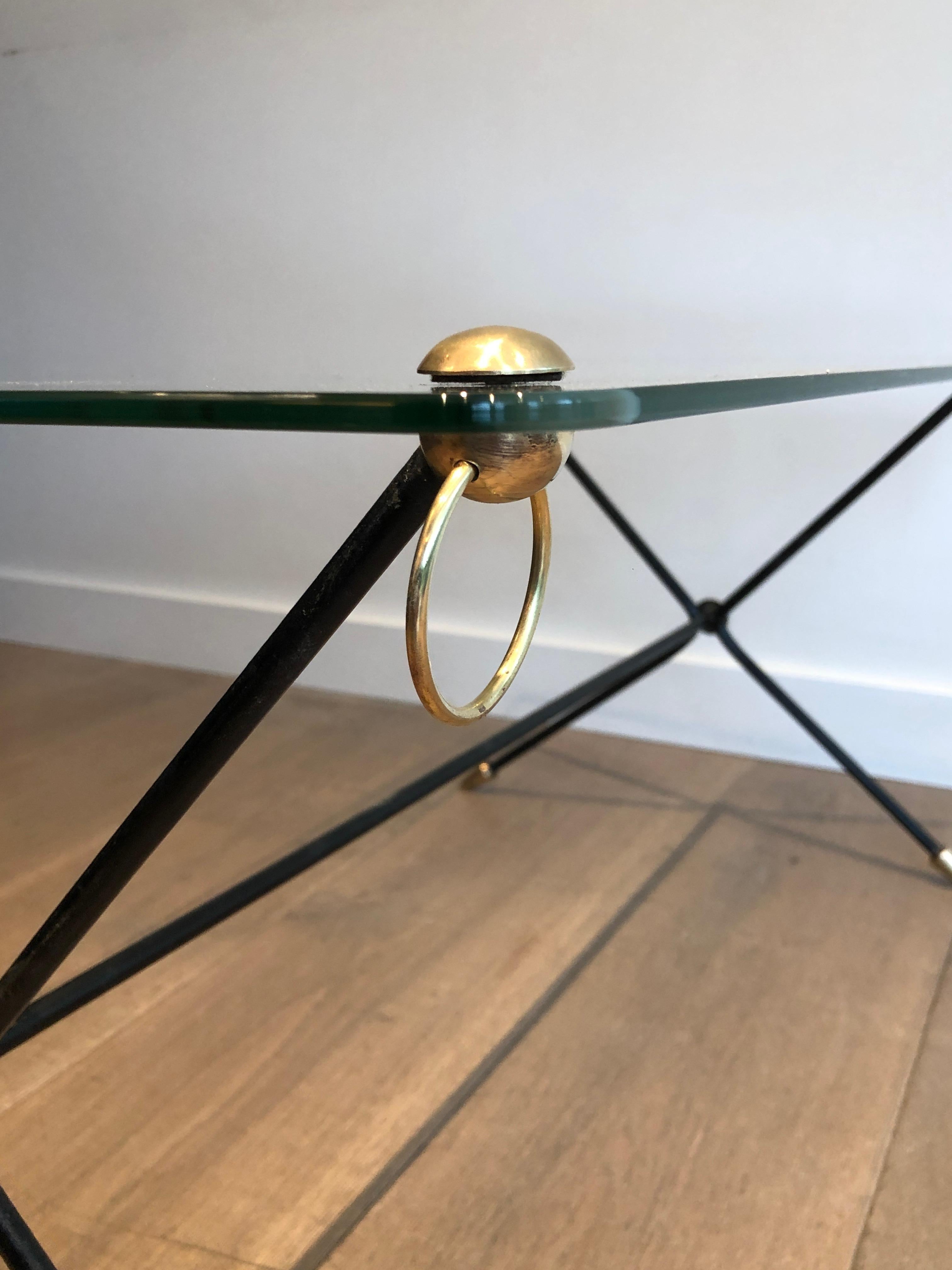 Table basse en métal laqué, laiton et verre de Jacques Adnet en vente 6