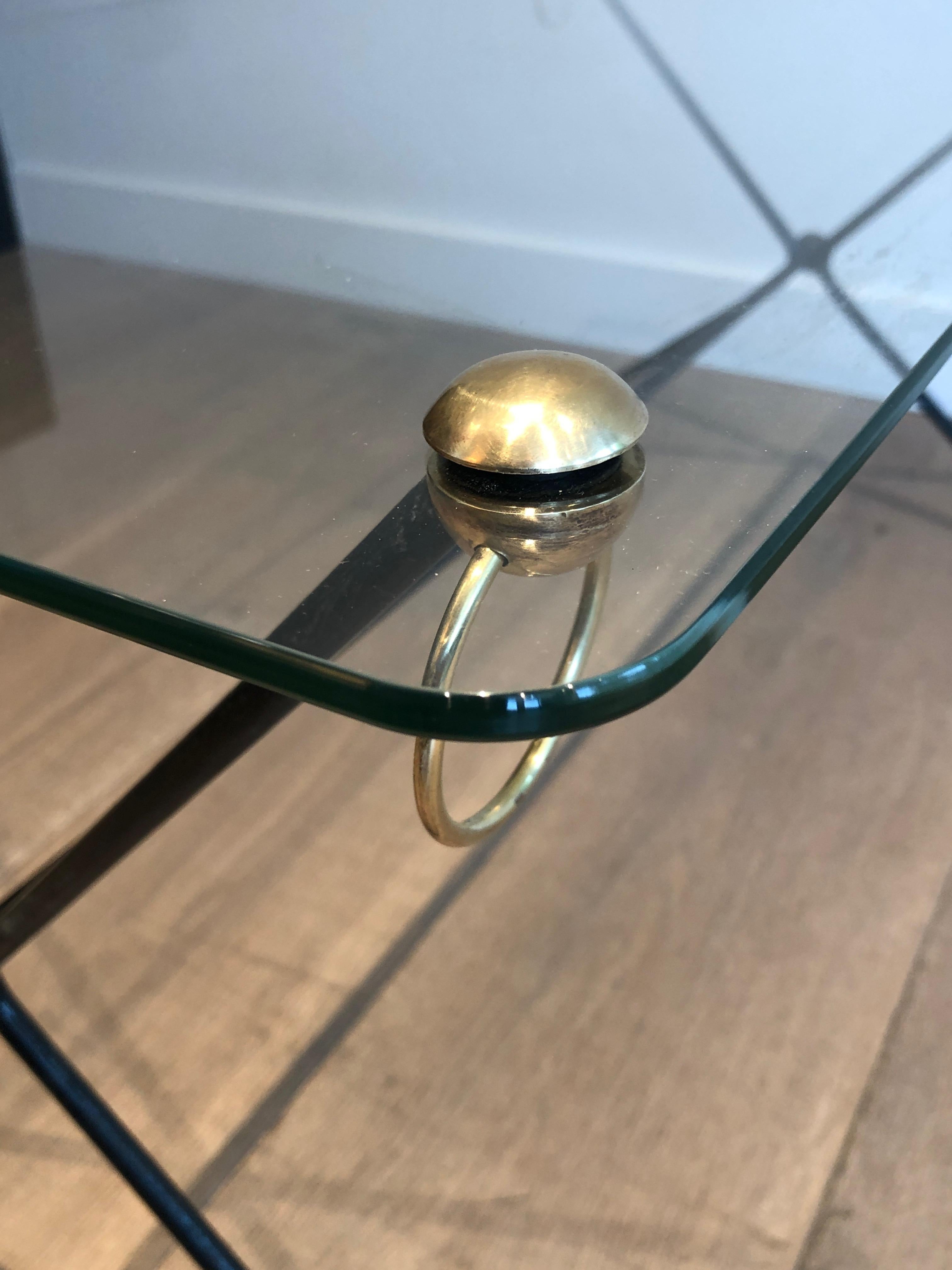 Table basse en métal laqué, laiton et verre de Jacques Adnet en vente 7