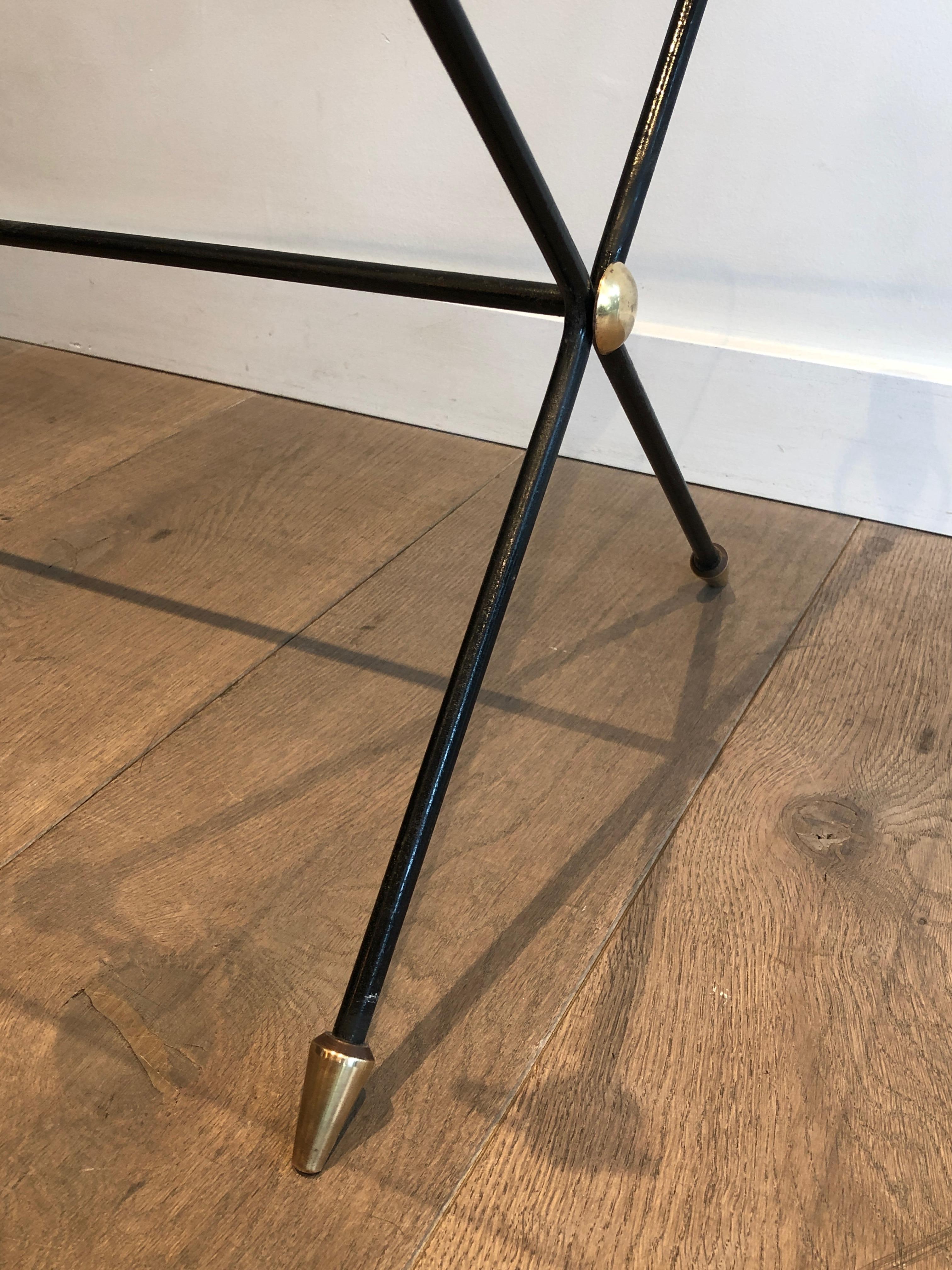 Table basse en métal laqué, laiton et verre de Jacques Adnet en vente 9