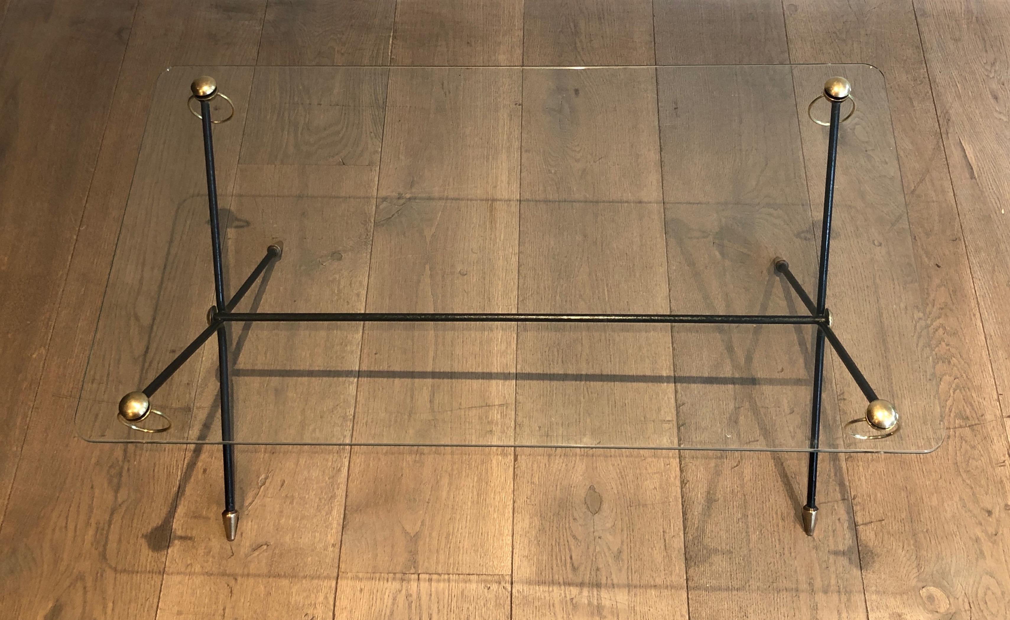 Mid-Century Modern Table basse en métal laqué, laiton et verre de Jacques Adnet en vente