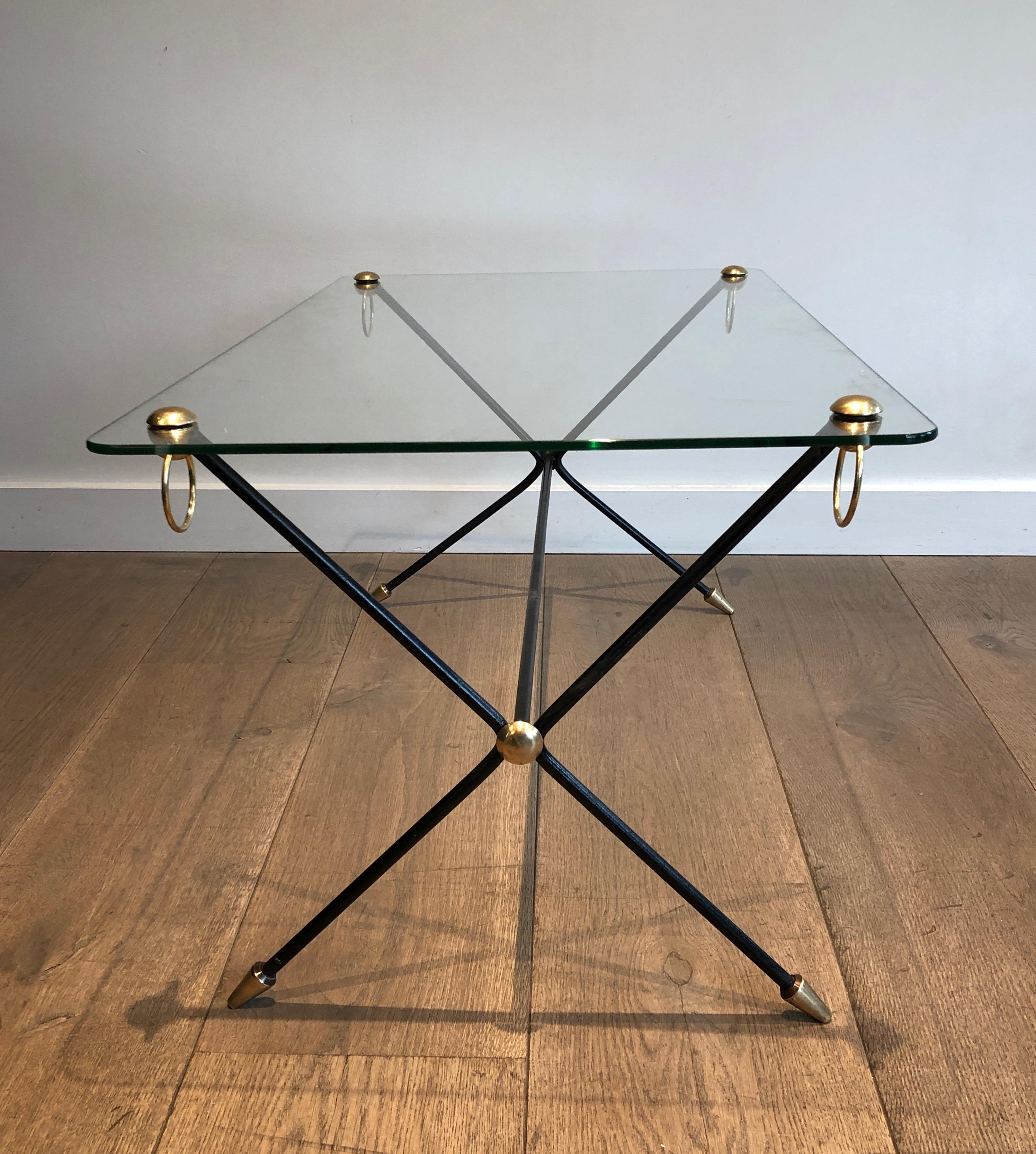 Laqué Table basse en métal laqué, laiton et verre de Jacques Adnet en vente