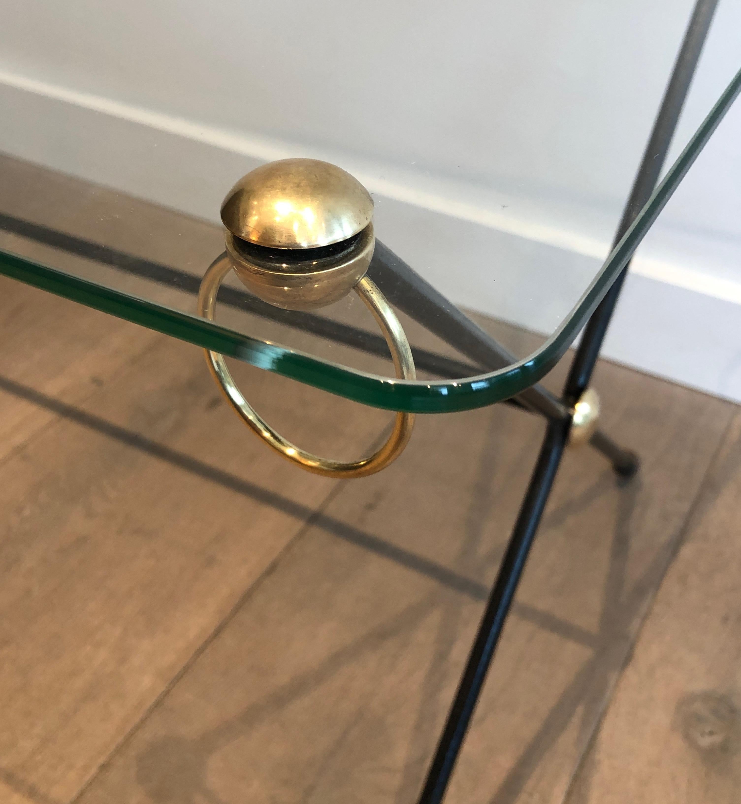 Milieu du XXe siècle Table basse en métal laqué, laiton et verre de Jacques Adnet en vente