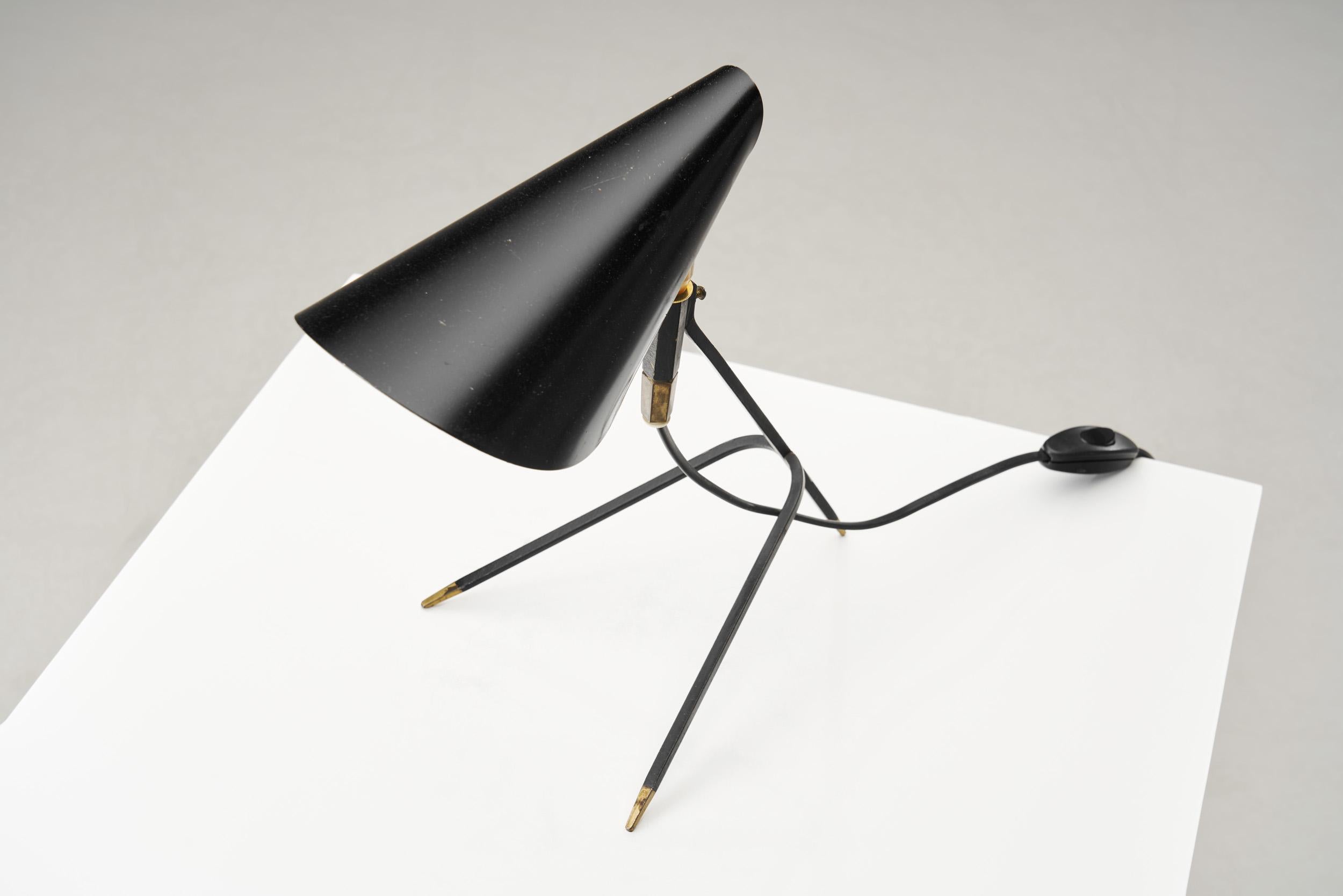 Lacquered Mid-Century Modern Table Lamp with Brass Details, Scandinavia ca 1960s For Sale 3