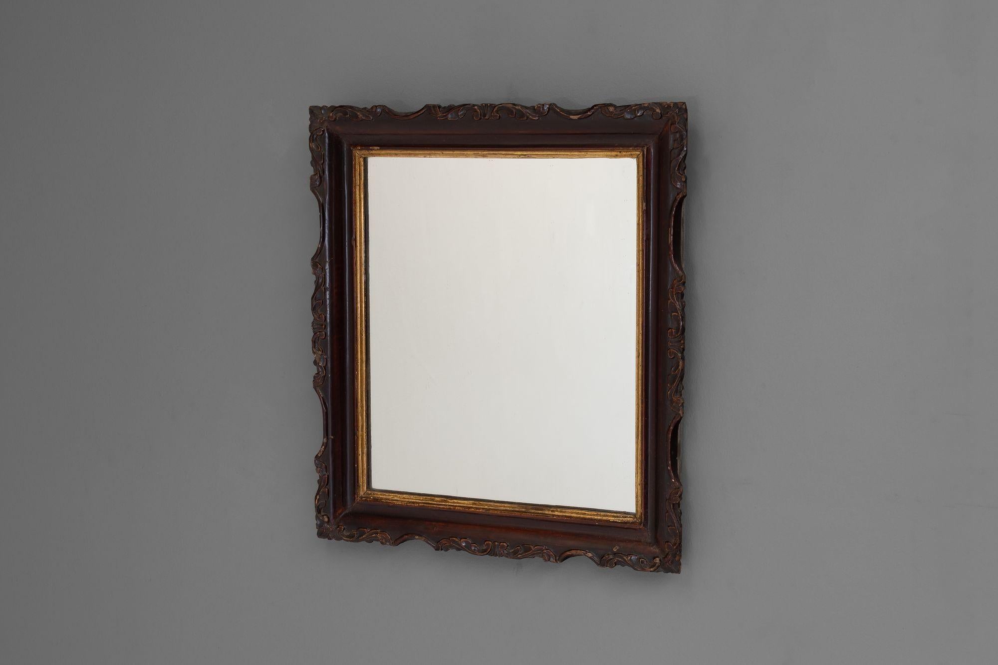 Specchio intagliato dell'inizio del XX secolo con finitura originale laccata e dorata. K.K. 1900.
H. H. x L. 43 cm. x P. 6 cm.
Contattaci per un preventivo di spedizione accurato.