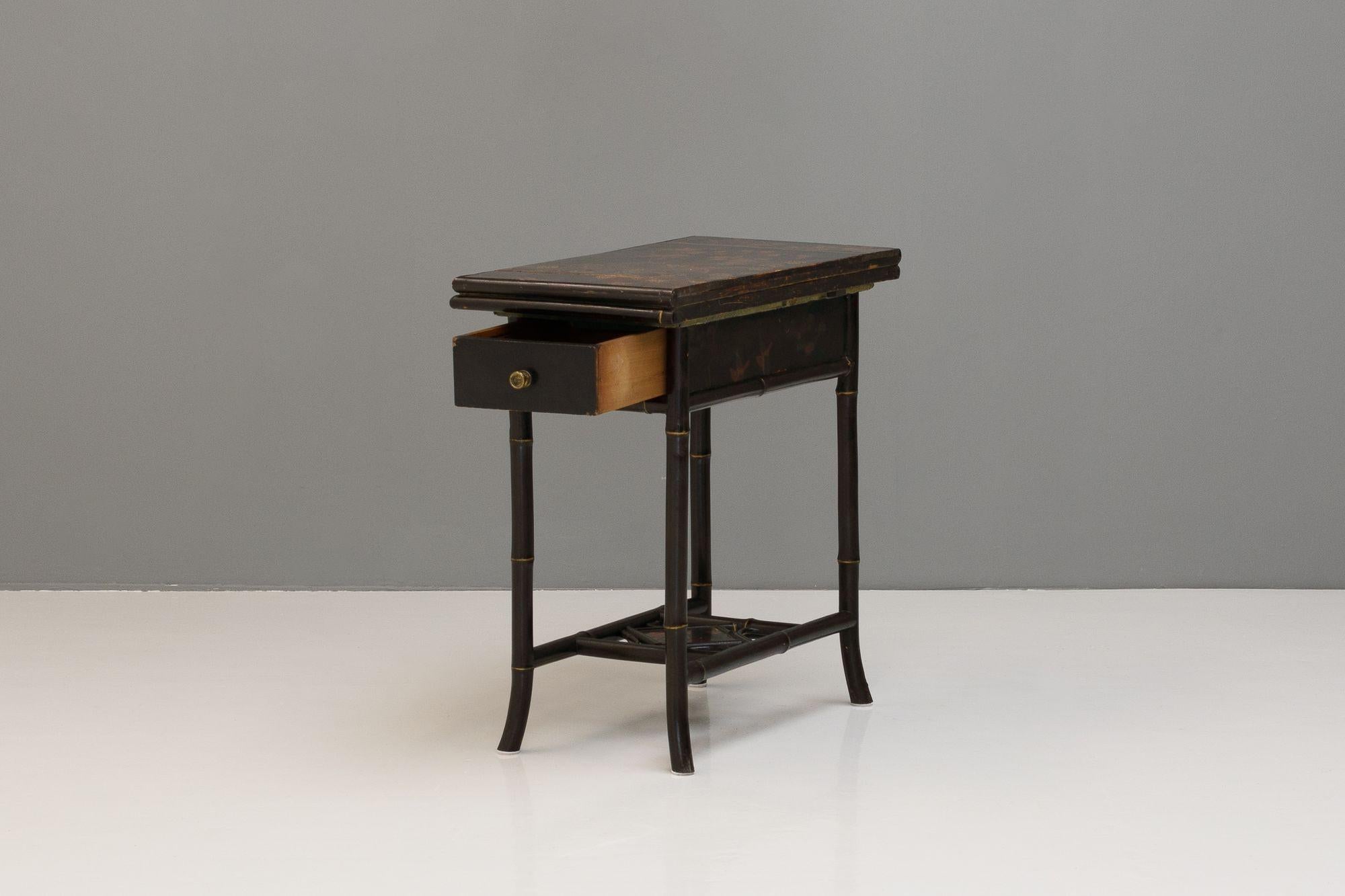 Occasional table in lacquered finish. Folding card table within, original felt. Good condition.

H 72cm x W 73cm x D 37cm (open W 73cm x 73cm)