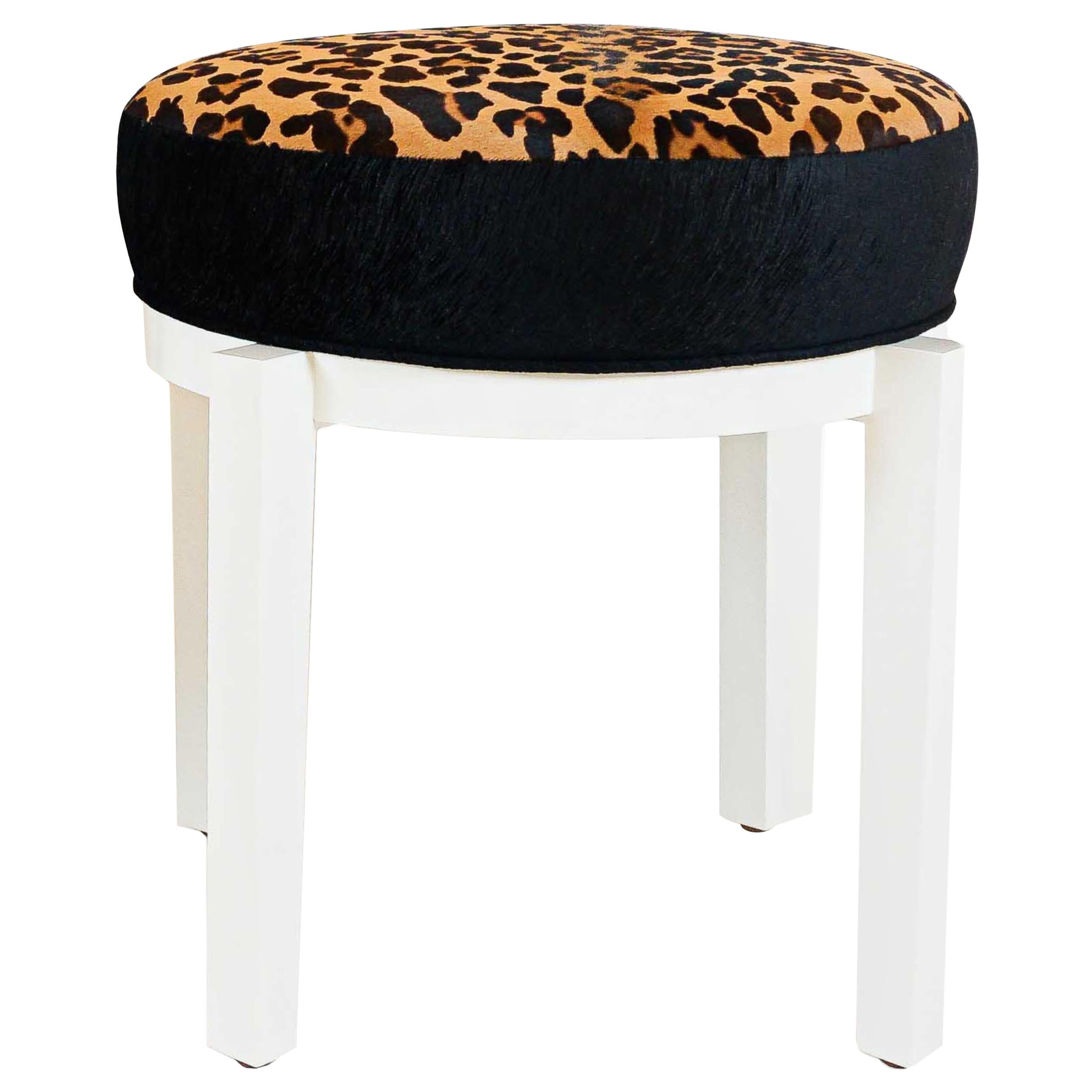 Tabouret ottoman laqué avec cuir de veau imprimé léopard et velours gaufré animal