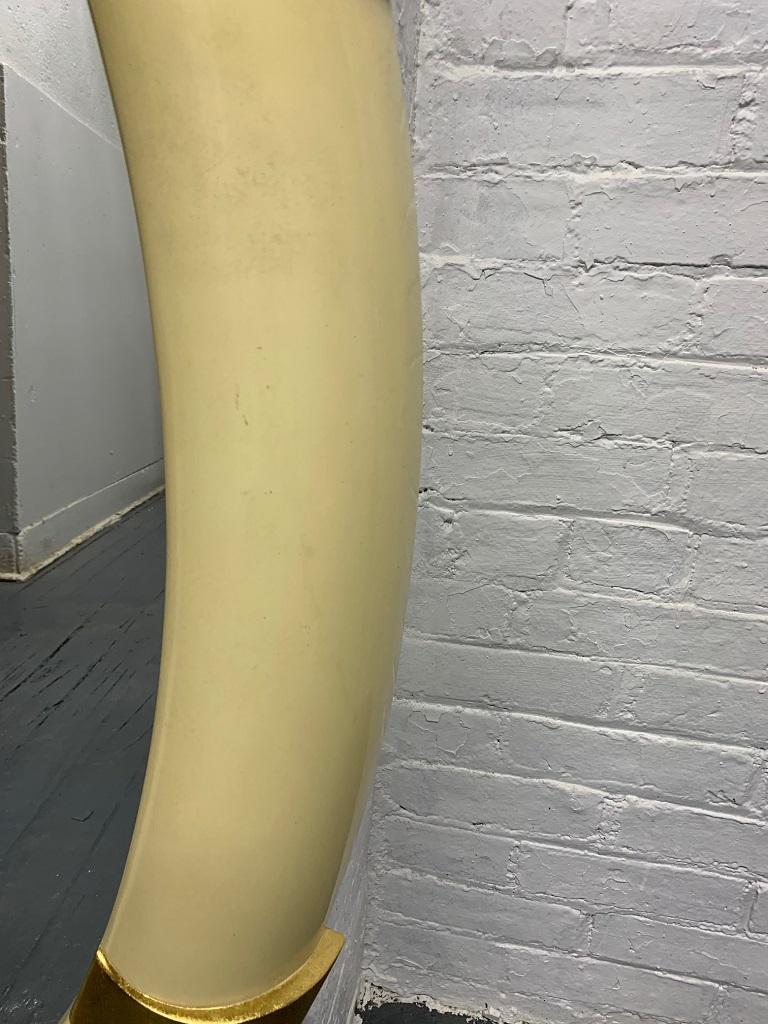 Lackierter ovaler Spiegel mit Blattgold-Akzenten im Zustand „Gut“ im Angebot in New York, NY