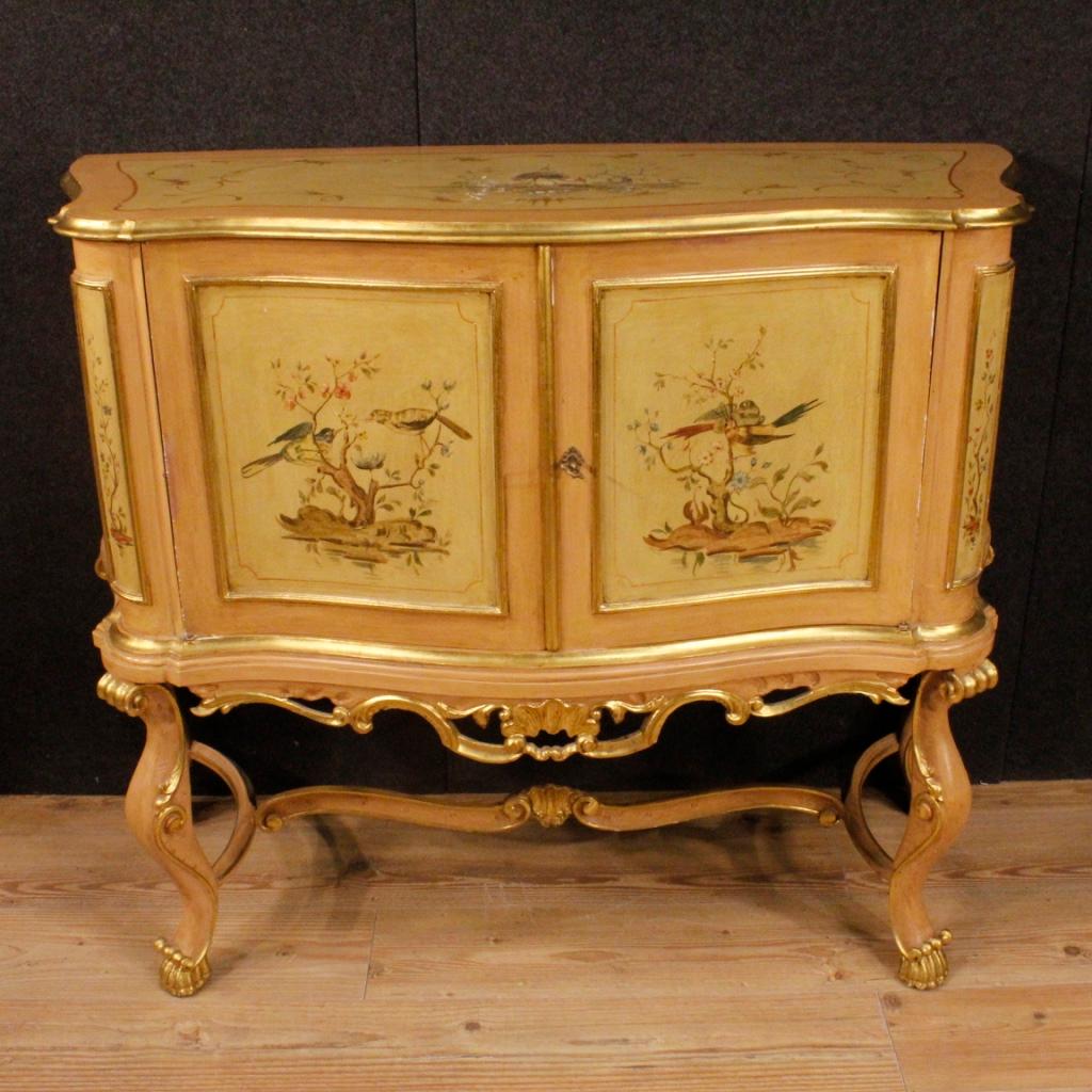 Venetian sideboard from the mid-20th century. Pleasantly carved wooden furniture, lacquered,
gold and painted with floral and animal decorations of great taste and quality. Sideboard a high leg fitted with two doors and wooden upper floor in