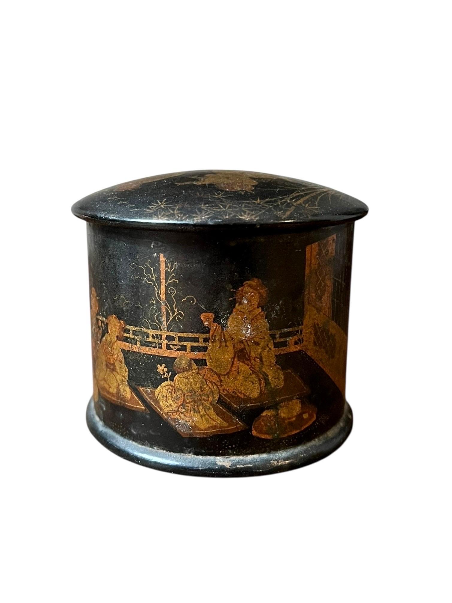Lacquered papier-mâché box with chinoiserie motifs – Europe, mid-19th century For Sale 3