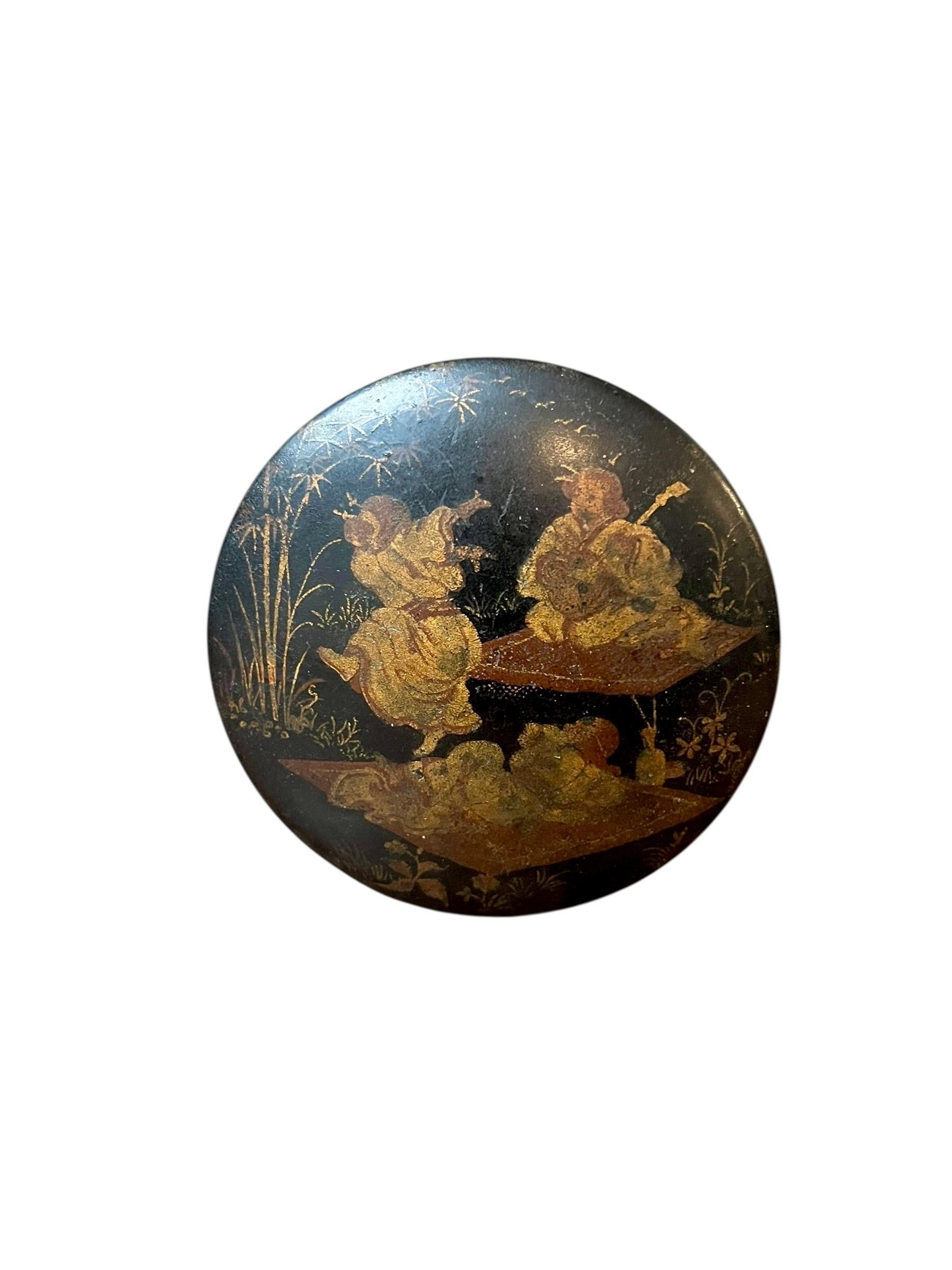 Chinoiserie Lacquered papier-mâché box with chinoiserie motifs – Europe, mid-19th century For Sale