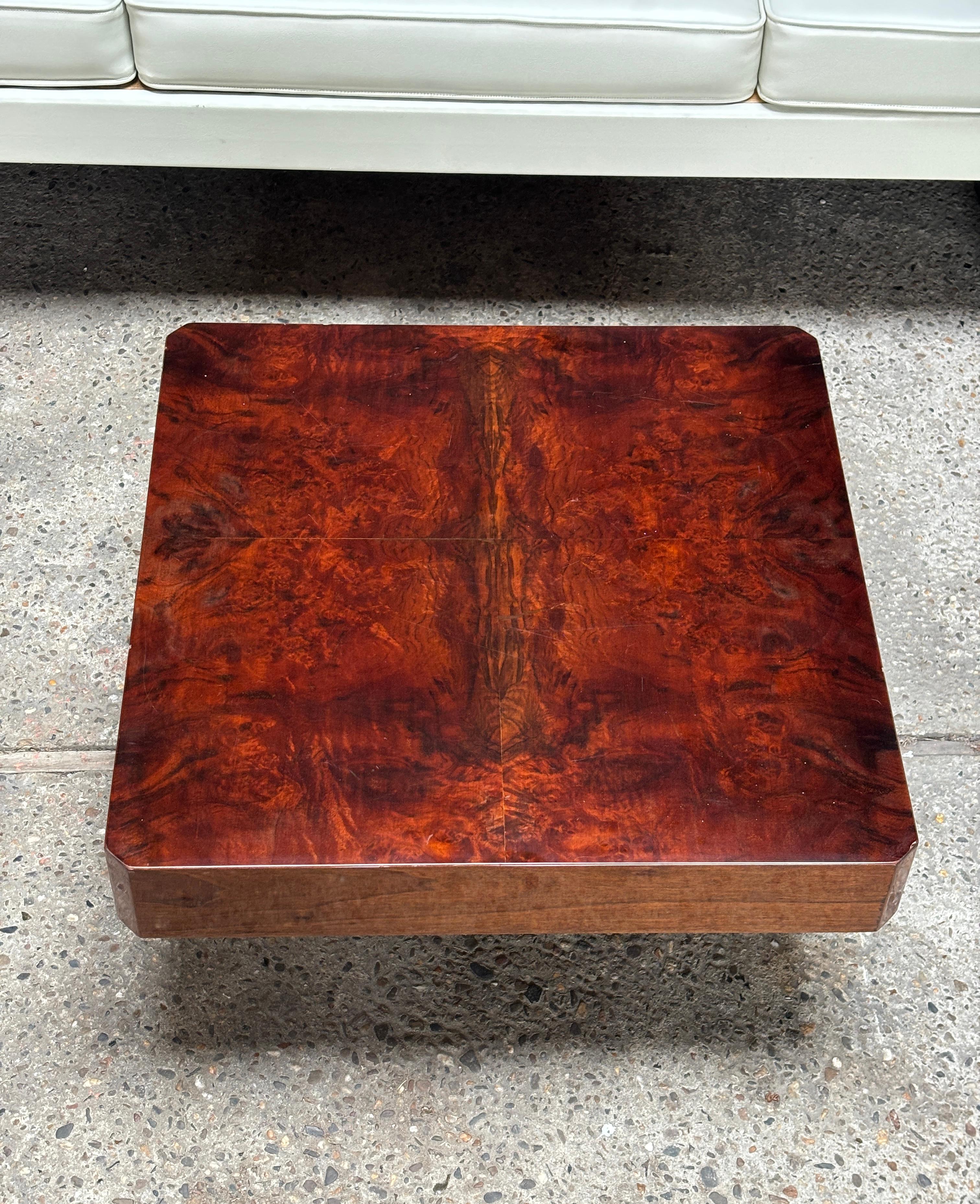 Italiano Tavolino o tavolino in pergamena laccata nello stile di Aldo Tura, Italia anni '70 in vendita