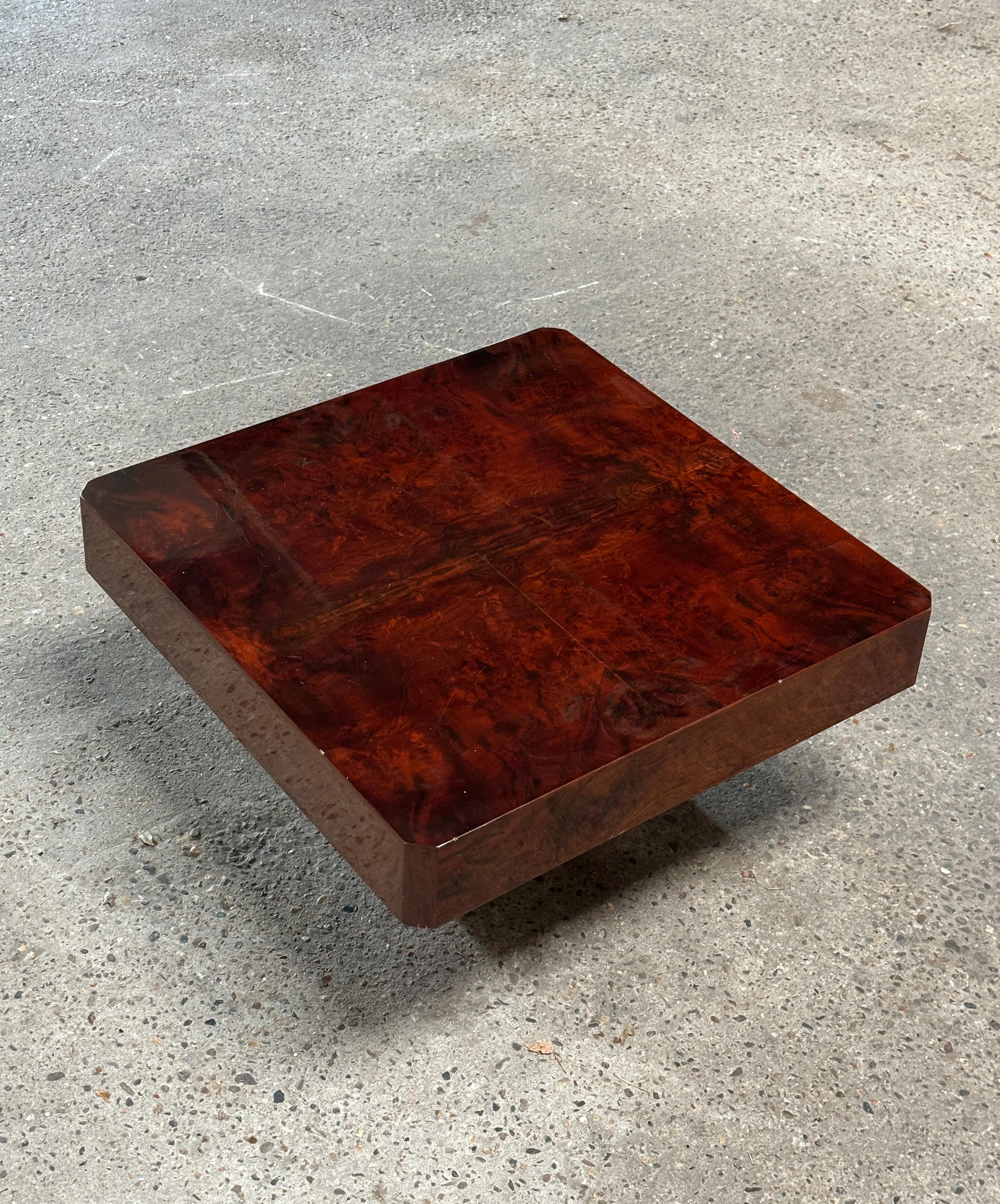 Legno Tavolino o tavolino in pergamena laccata nello stile di Aldo Tura, Italia anni '70 in vendita