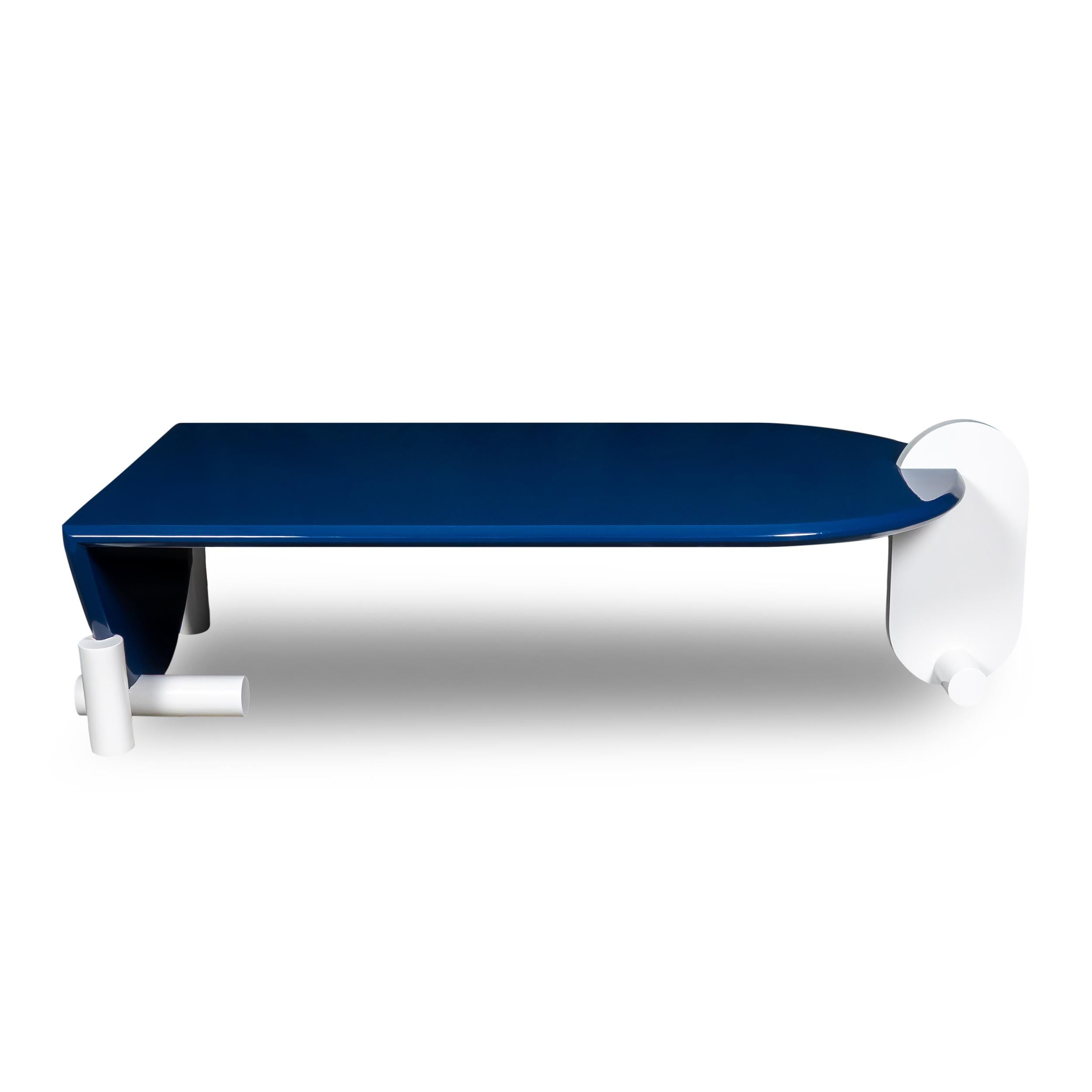 Mesa de centro de cóctel inspirada en el arte pop, con remaches y pestañas de aspecto industrial. Lacado en azul real y blanco. Construido con arce duro tallado a mano.

Medidas:
65