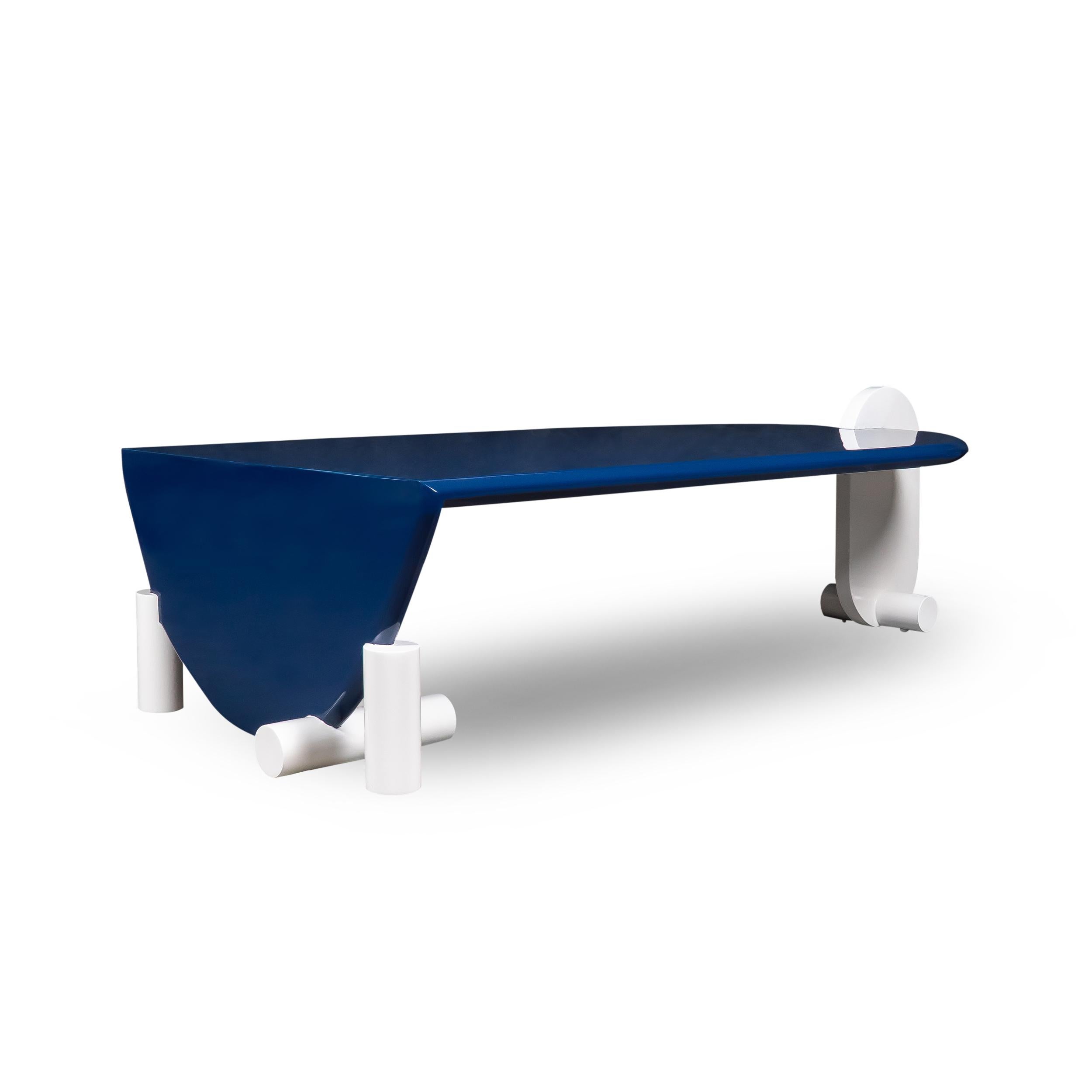Mesa de centro lacada Pop Art con forma de trineo en azul real y blanco Estadounidense en venta