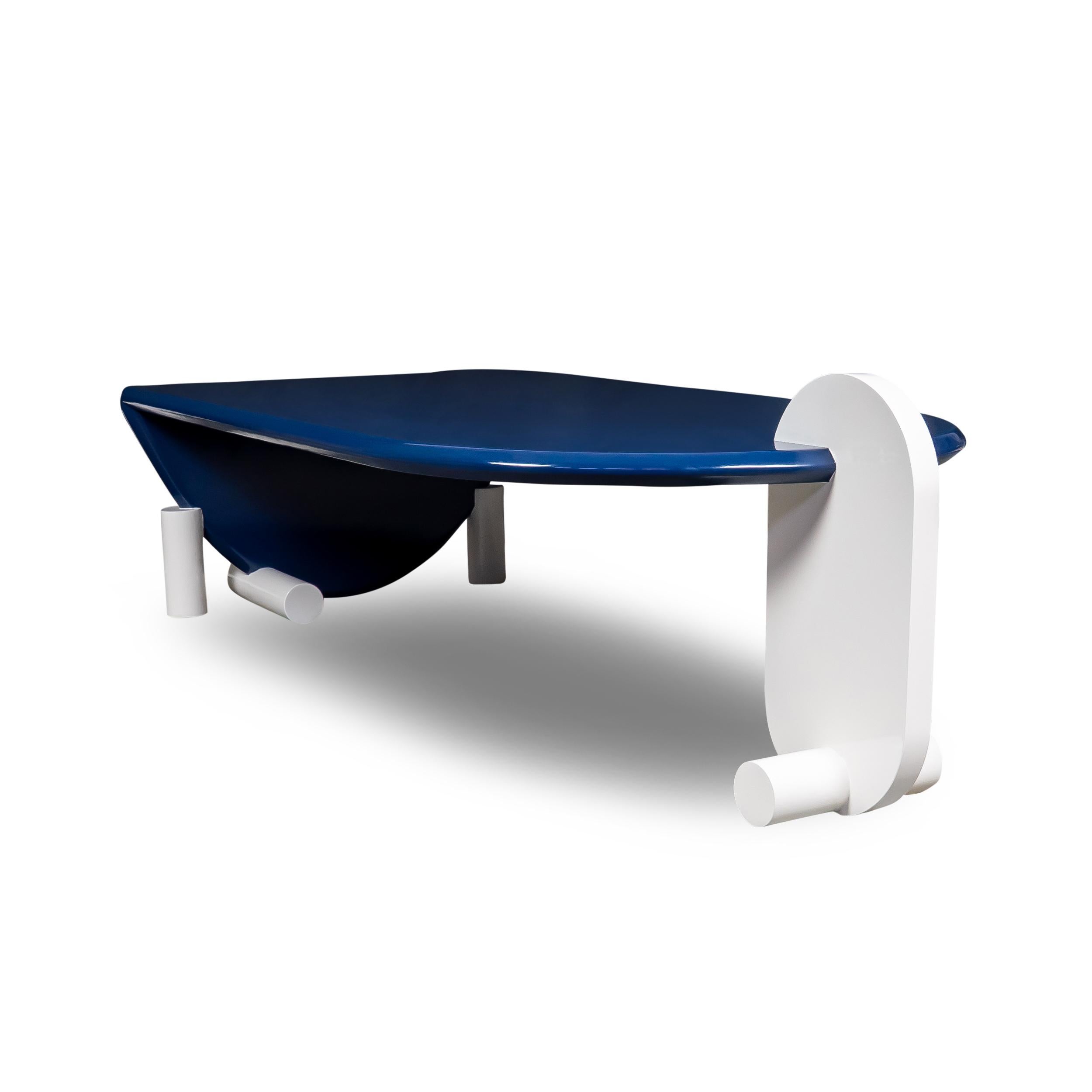 Mesa de centro lacada Pop Art con forma de trineo en azul real y blanco Lacado en venta