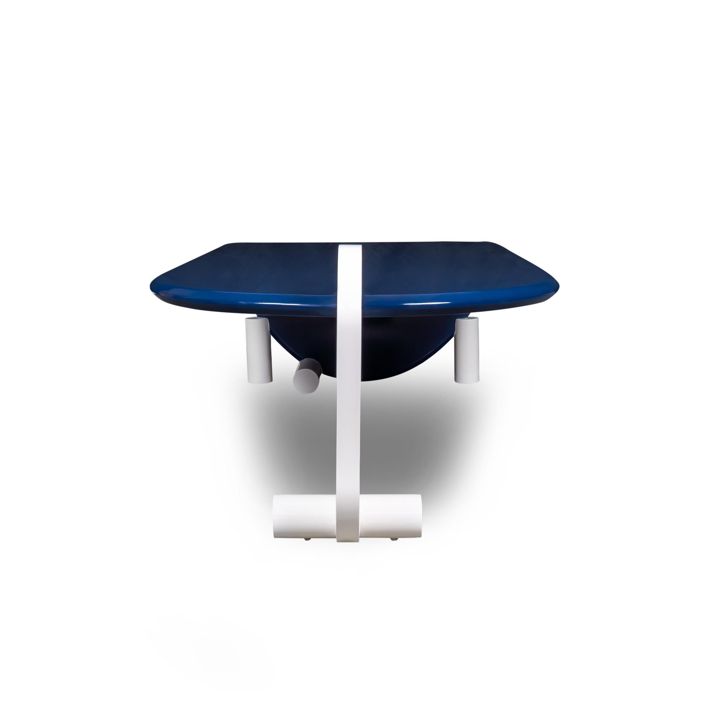 Mesa de centro lacada Pop Art con forma de trineo en azul real y blanco Siglo XXI y contemporáneo en venta