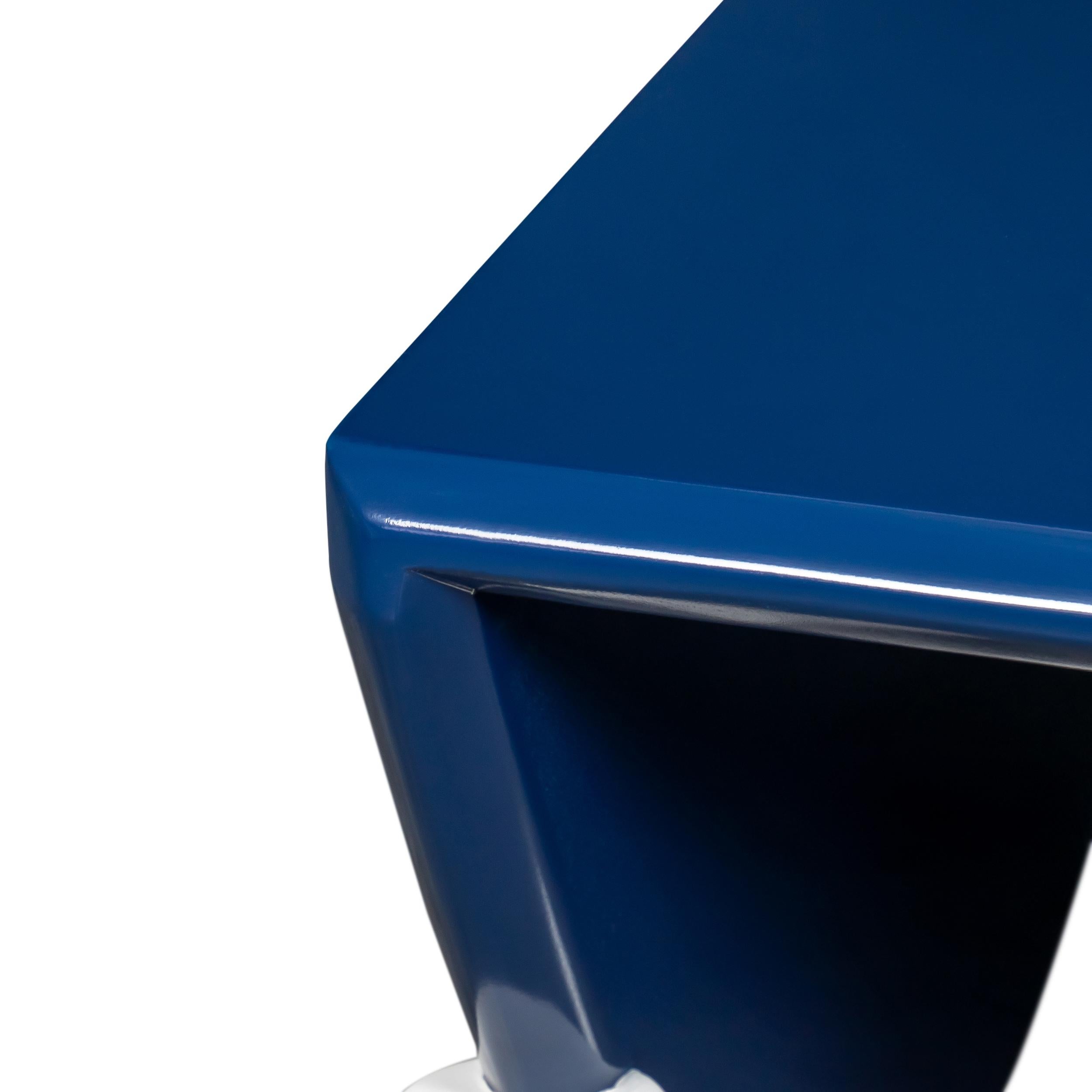 Mesa de centro lacada Pop Art con forma de trineo en azul real y blanco en venta 1