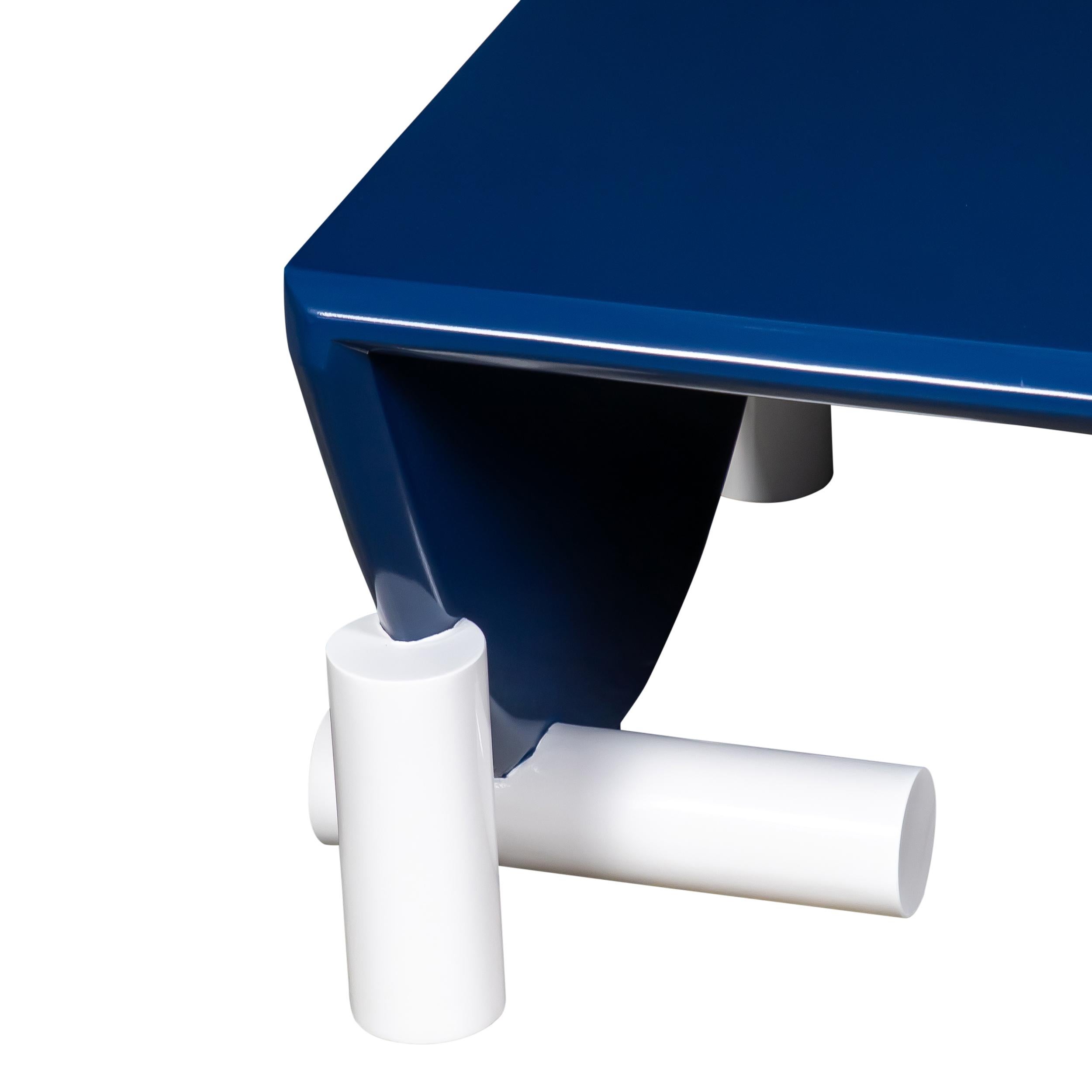 Mesa de centro lacada Pop Art con forma de trineo en azul real y blanco en venta 2