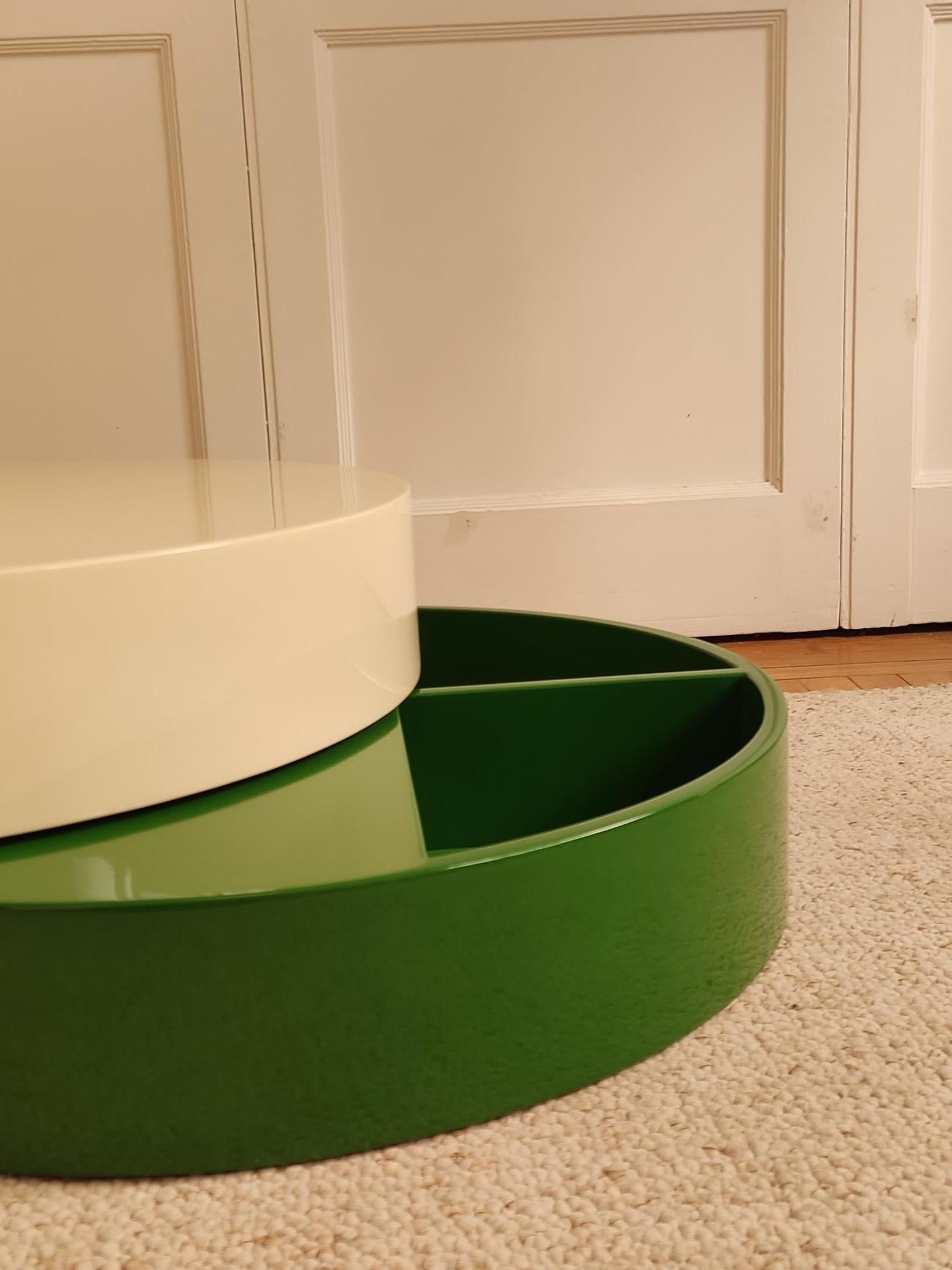 Lacquered rotating circular table - France 1970 In Good Condition In Paris, FR