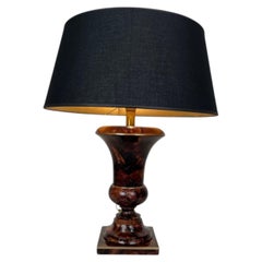 Lámpara de mesa con marquetería de concha lacada y balaustres de latón. Obra francesa. Alrededor de 1970