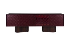 Lackiertes Sideboard in tiefem Bordeaux mit geometrischen Motiven - Scotiris Lazou Design