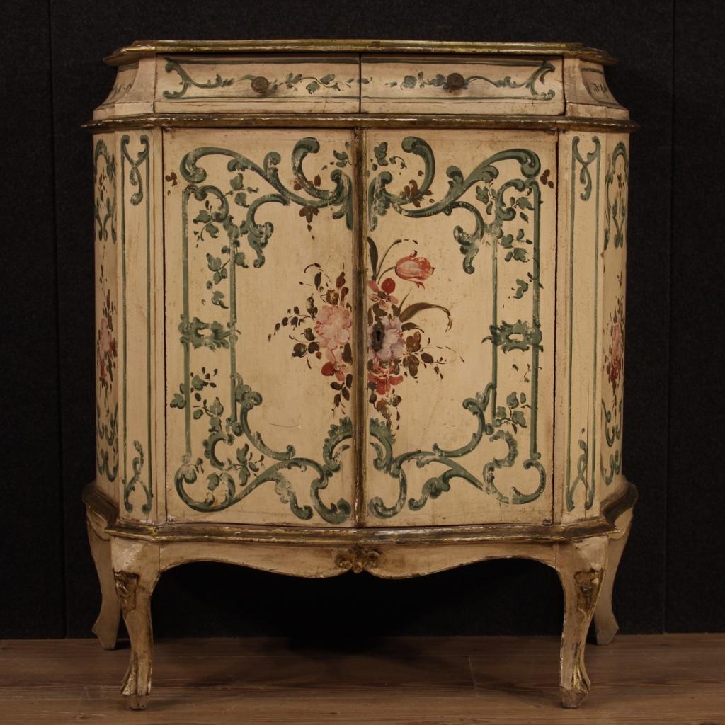 Venetian sideboard from the mid-20th century. Wooden furniture
lacquered, silvered and hand painted with very pleasant floral decorations. Sideboard, two doors and two front drawers of good capacity and service. Upper wooden floor lacquered fake