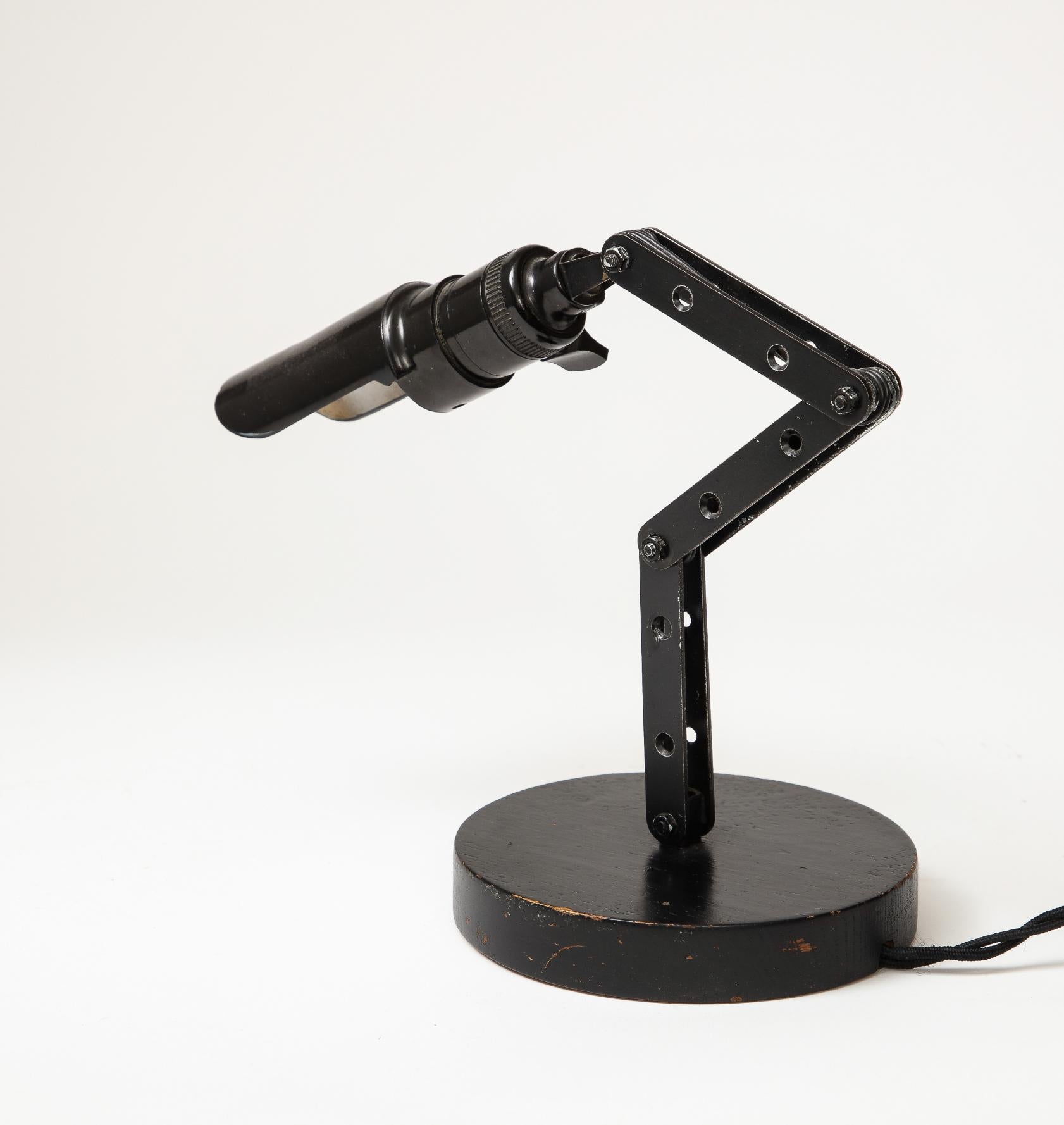 Laqué Lampe de table articulée en acier laqué, États-Unis, vers 1950 en vente