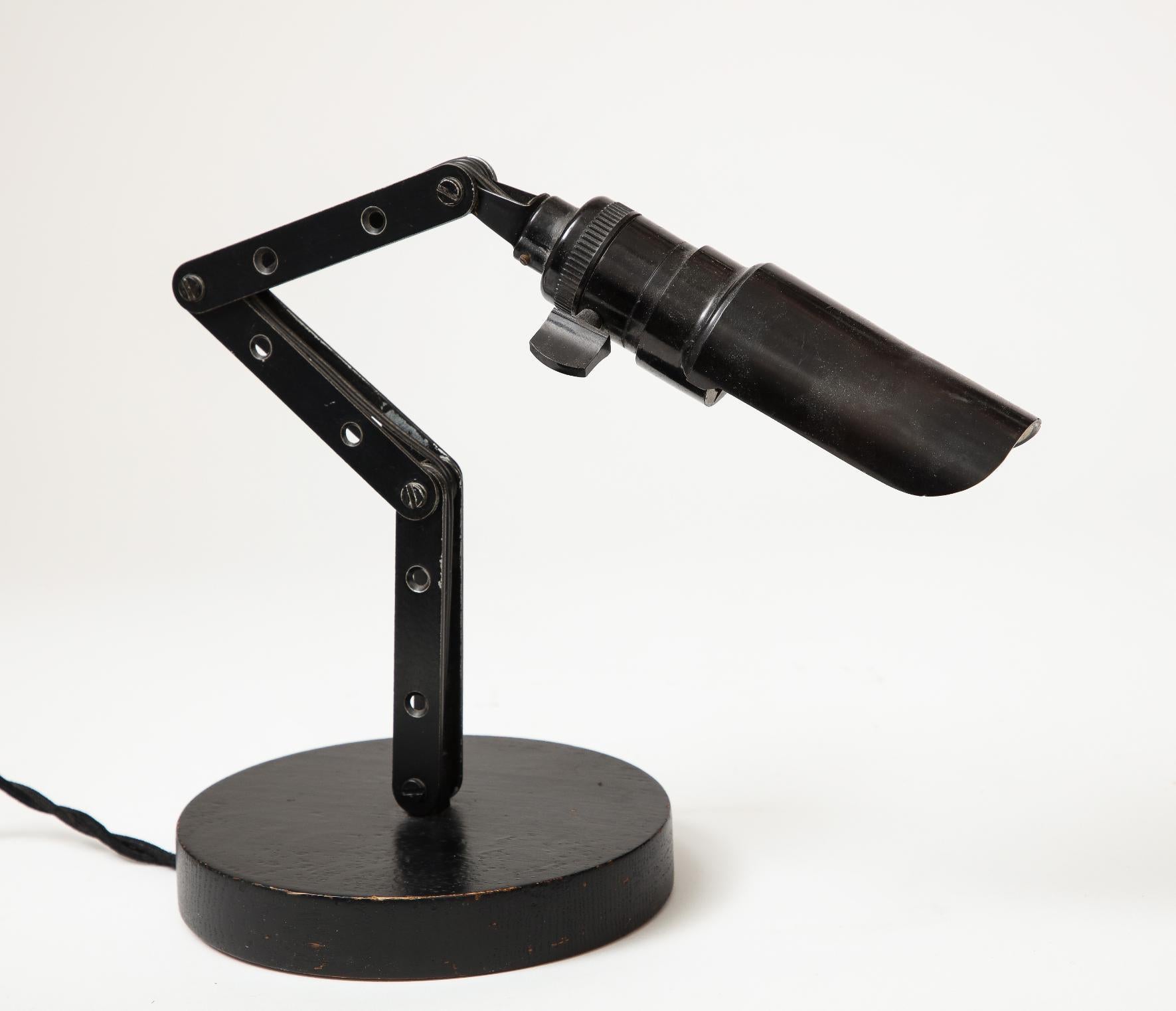 Lampe de table articulée en acier laqué, États-Unis, vers 1950 Excellent état - En vente à New York City, NY