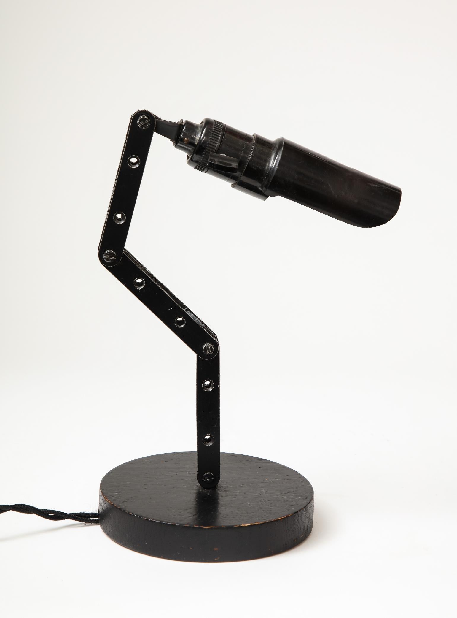 Milieu du XXe siècle Lampe de table articulée en acier laqué, États-Unis, vers 1950 en vente