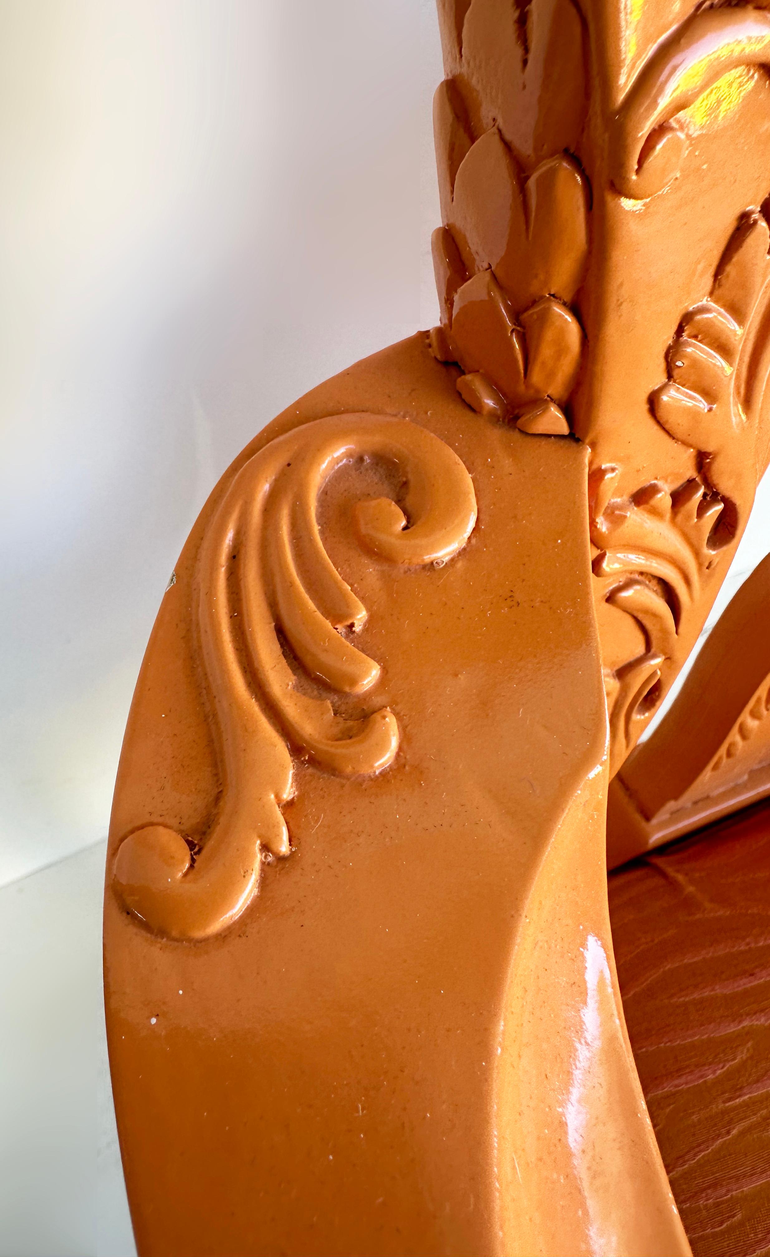 Fauteuil laqué stylisé à boules et griffes, détails sculptés de chinoiserie en vente 3