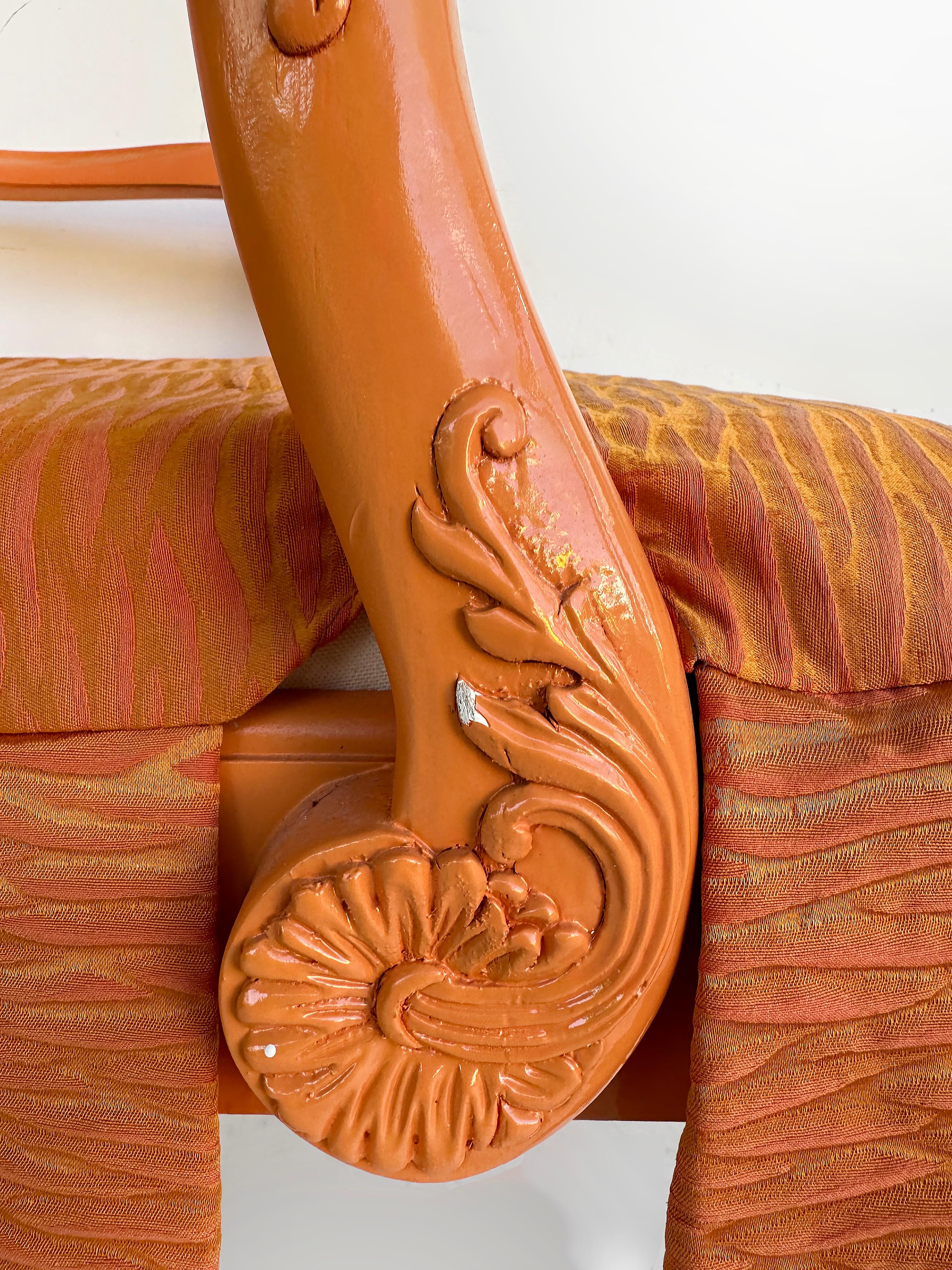 Fauteuil laqué stylisé à boules et griffes, détails sculptés de chinoiserie en vente 4