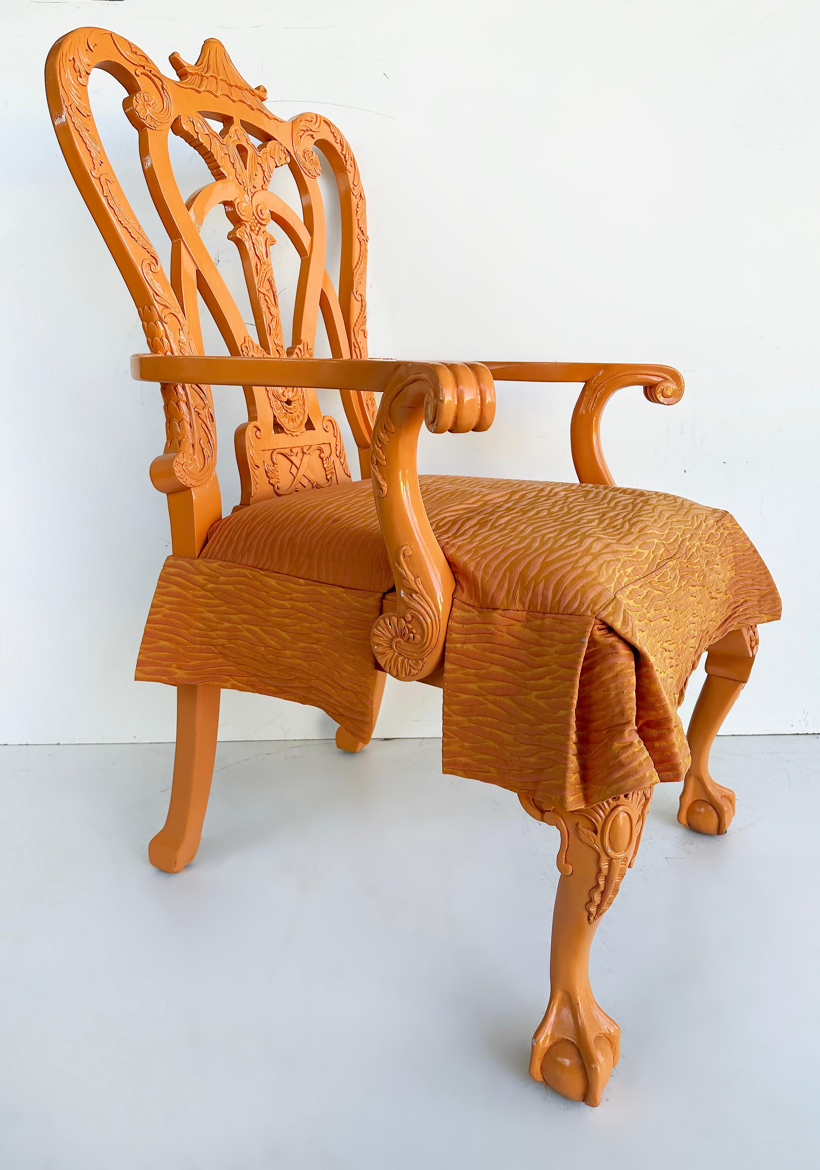 Fauteuil laqué stylisé à boules et griffes, détails sculptés de chinoiserie

Nous proposons à la vente un fauteuil vintage en bois sculpté avec des pieds en forme de boule et de griffe qui a été laqué en orange. La chaise est ornée de détails de