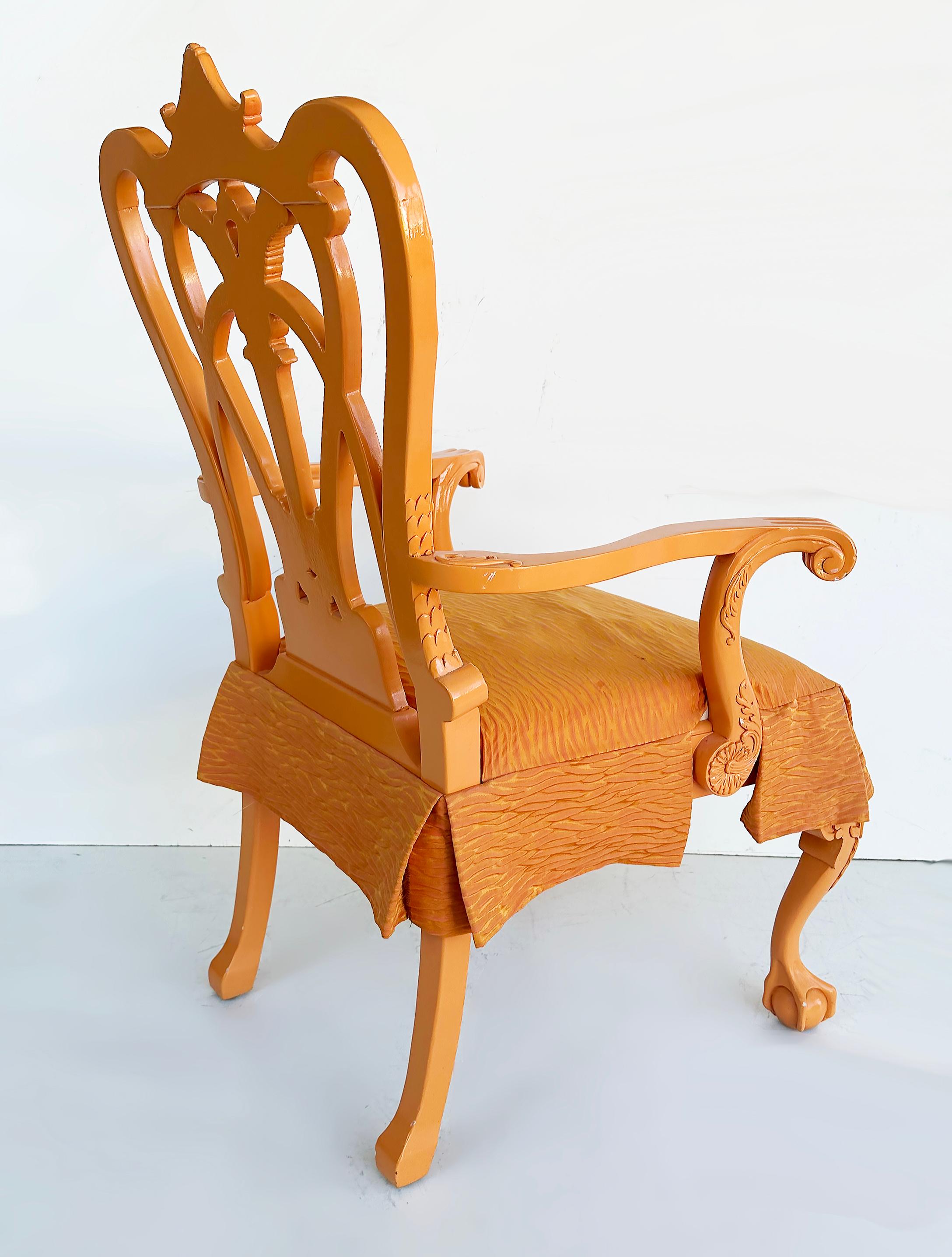 Chinoiseries Fauteuil laqué stylisé à boules et griffes, détails sculptés de chinoiserie en vente