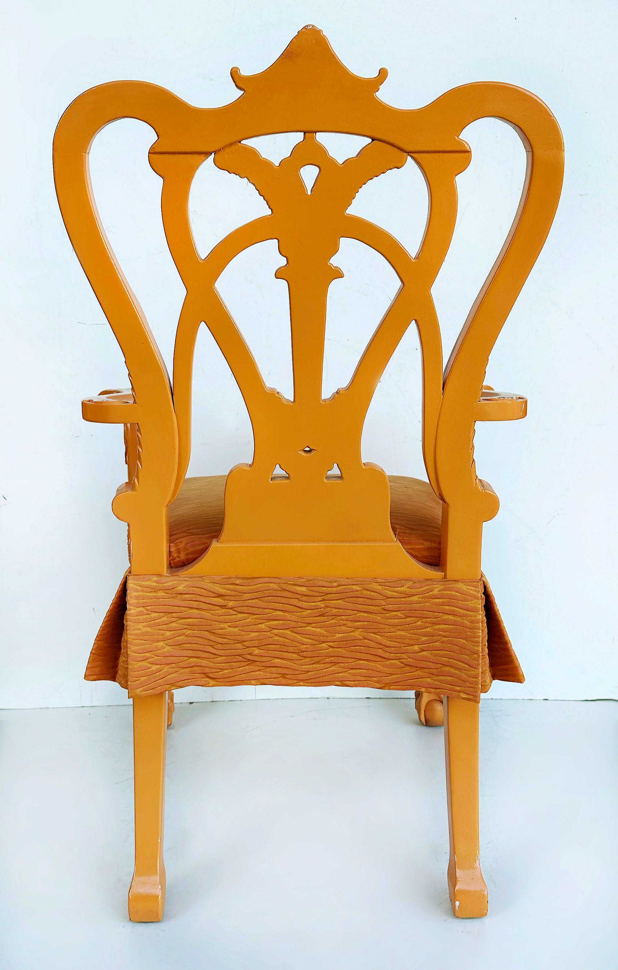 Laqué Fauteuil laqué stylisé à boules et griffes, détails sculptés de chinoiserie en vente